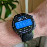 Đồng hồ thông minh OnePlus Watch 3 phiên bản lớn trên cổ tay, nổi bật với thiết kế và màn hình hiển thị.