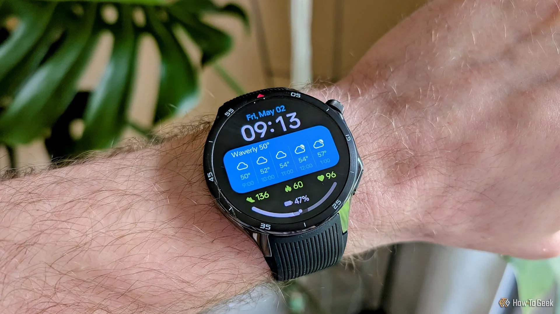 Đồng hồ thông minh OnePlus Watch 3 phiên bản lớn trên cổ tay, nổi bật với thiết kế và màn hình hiển thị.