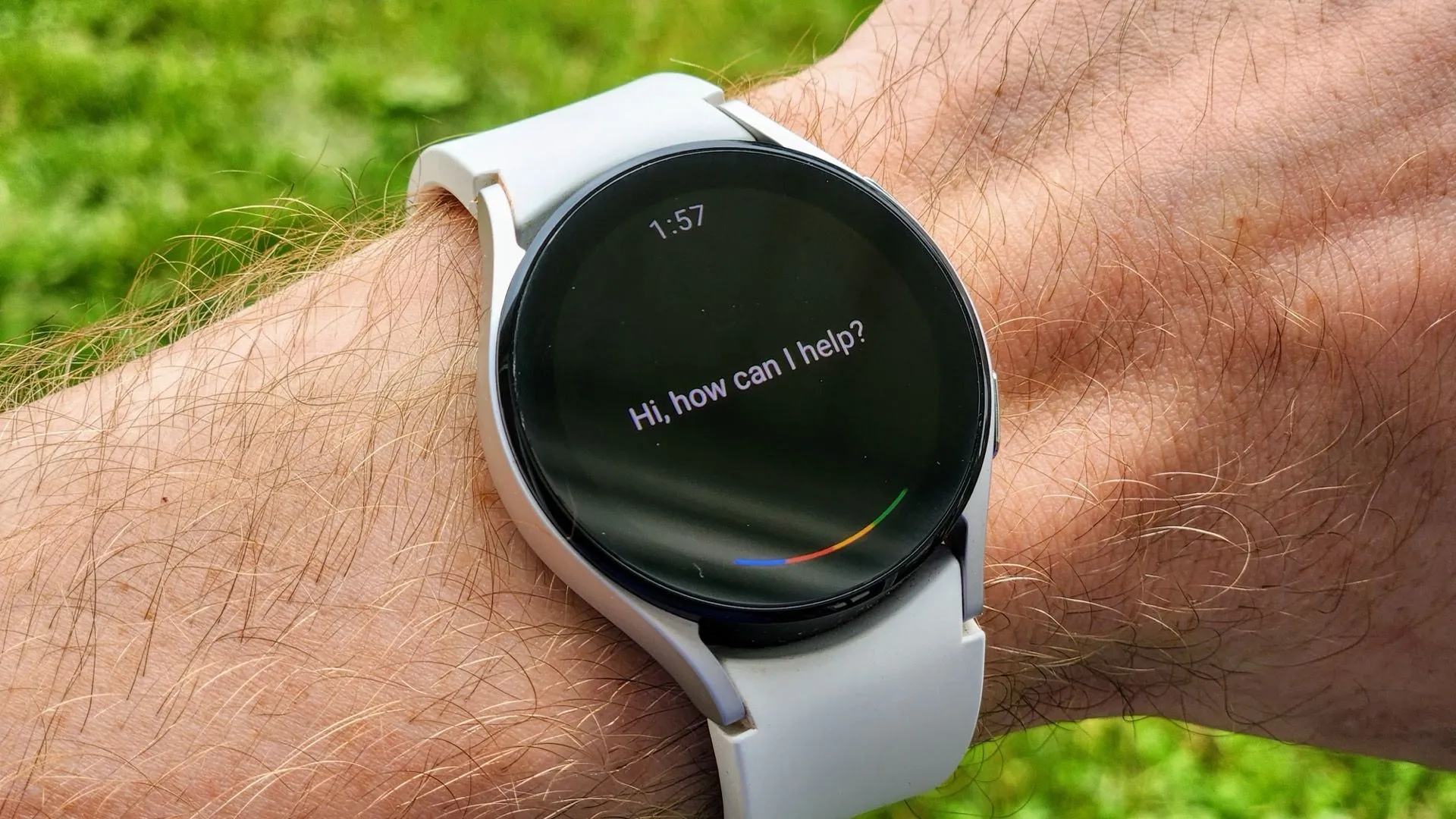 Đồng hồ thông minh Wear OS hiển thị biểu tượng Google Assistant