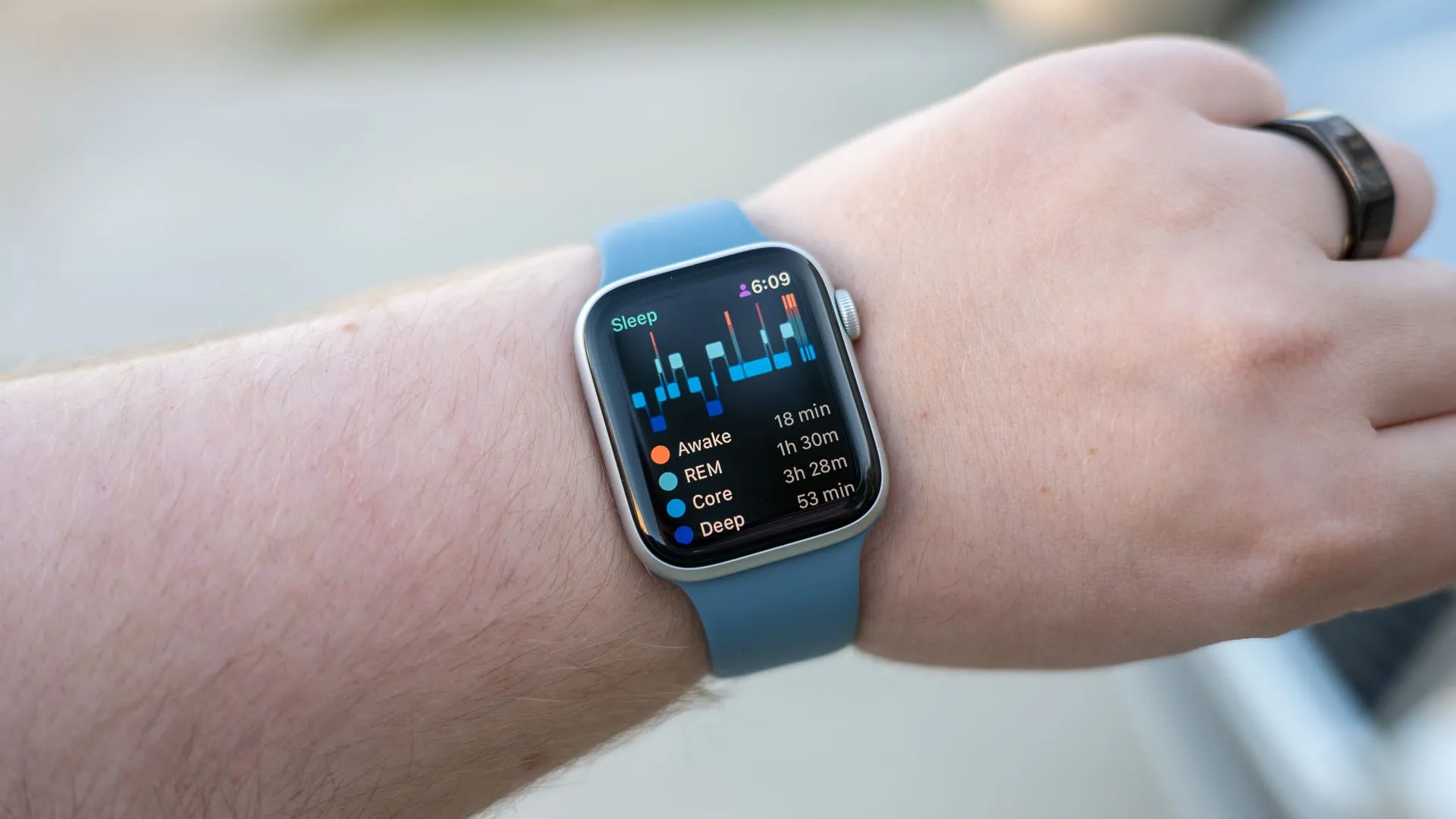 Dữ liệu giấc ngủ hiển thị trên màn hình Apple Watch SE 2022