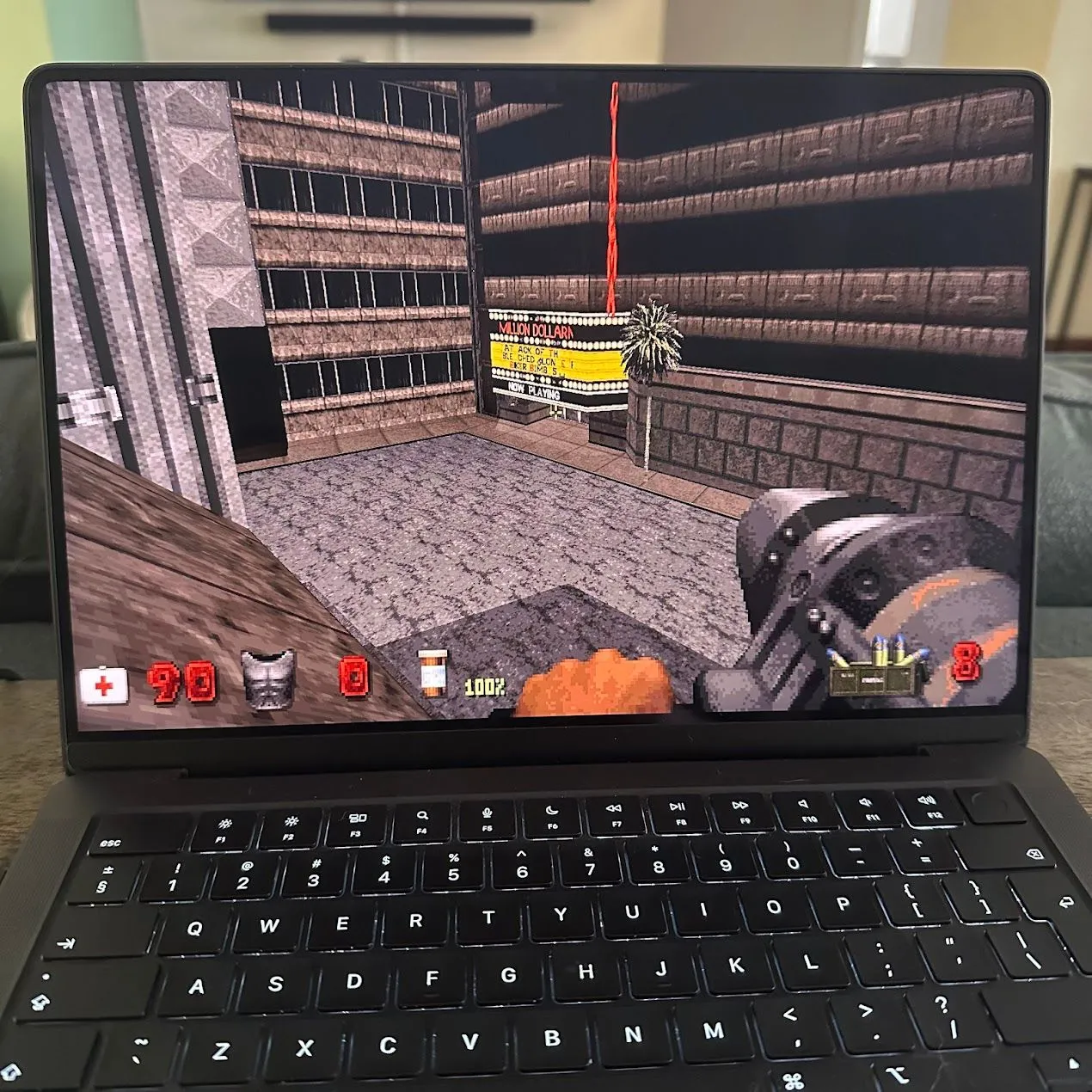 Duke Nukem 3D đang hoạt động trên MacBook Pro, minh họa tựa game bắn súng cổ điển với engine Build và nội dung dành cho người lớn.