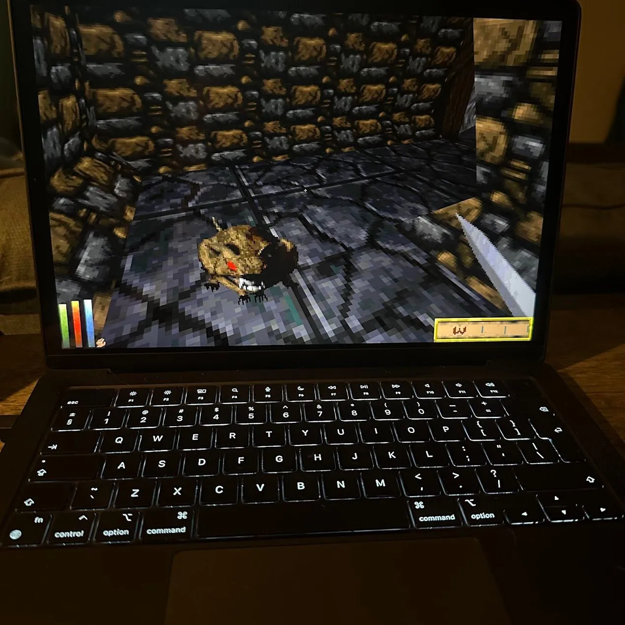 Elder Scrolls Daggerfall Unity chạy trên MacBook Pro, thể hiện thế giới RPG rộng lớn và đồ họa được cải thiện từ engine Unity.