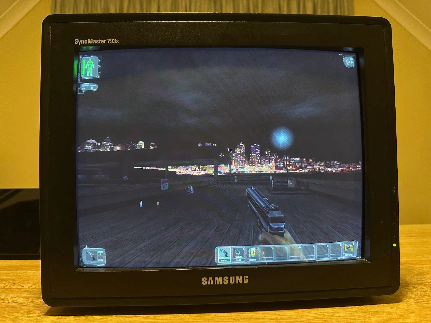 Game Deus Ex với đồ họa tối ưu trên màn hình CRT