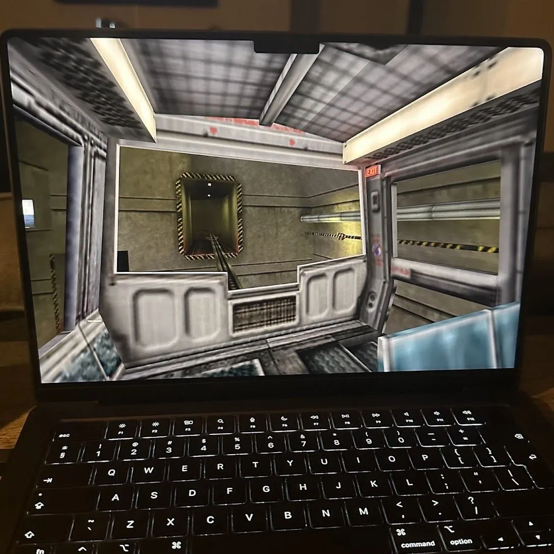 Game Half-Life kinh điển được chơi trên MacBook Pro, minh họa khả năng tương thích qua source port Xash3D FWGS.