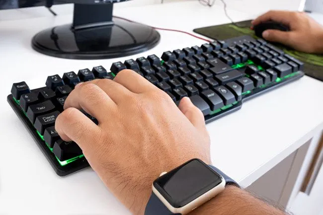 Game thủ đang điều khiển nhân vật bằng bàn phím WASD và chuột gaming