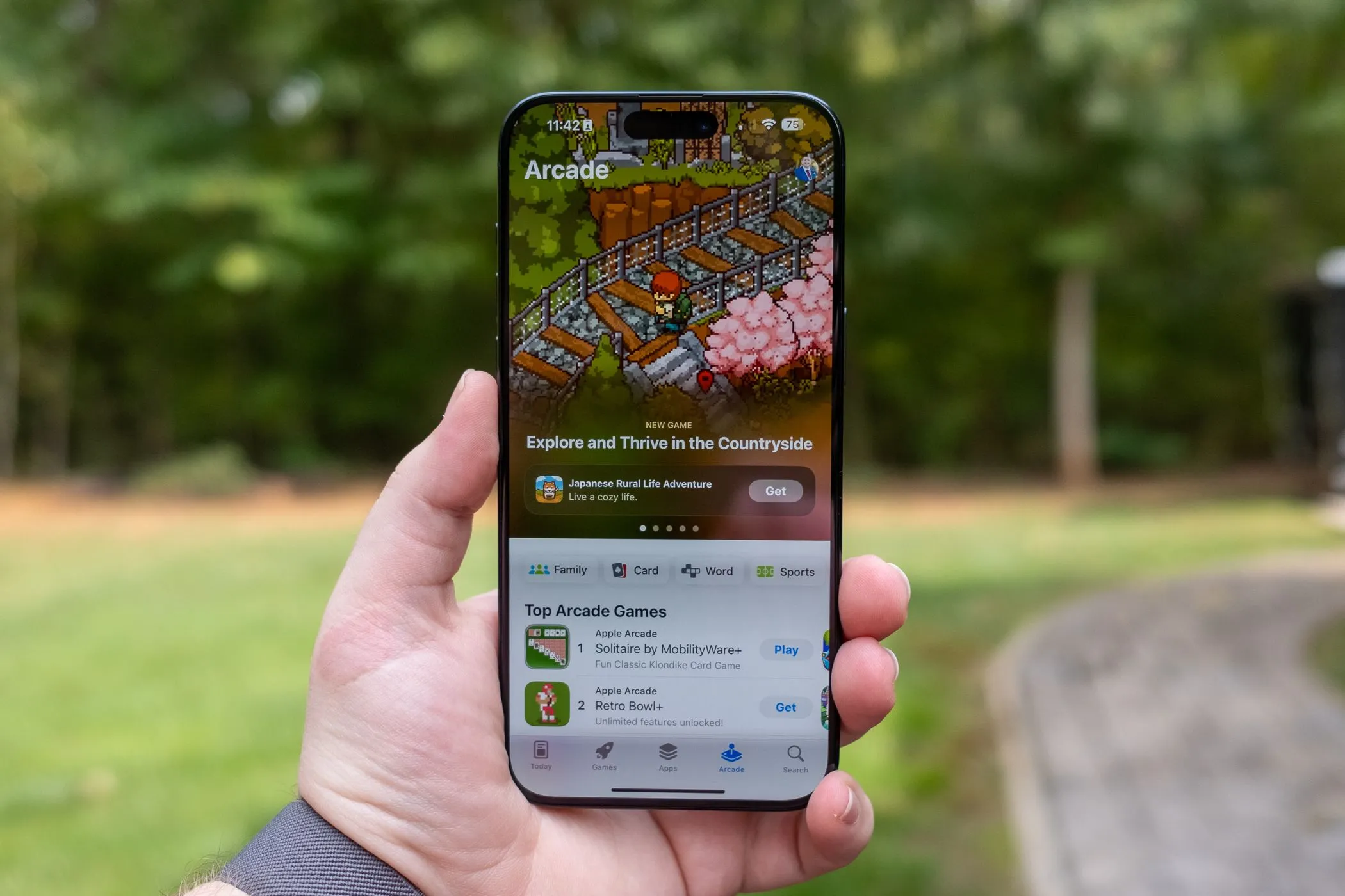 Giao diện Apple Arcade hiển thị trên màn hình iPhone 15 Pro Max, minh họa kho game.