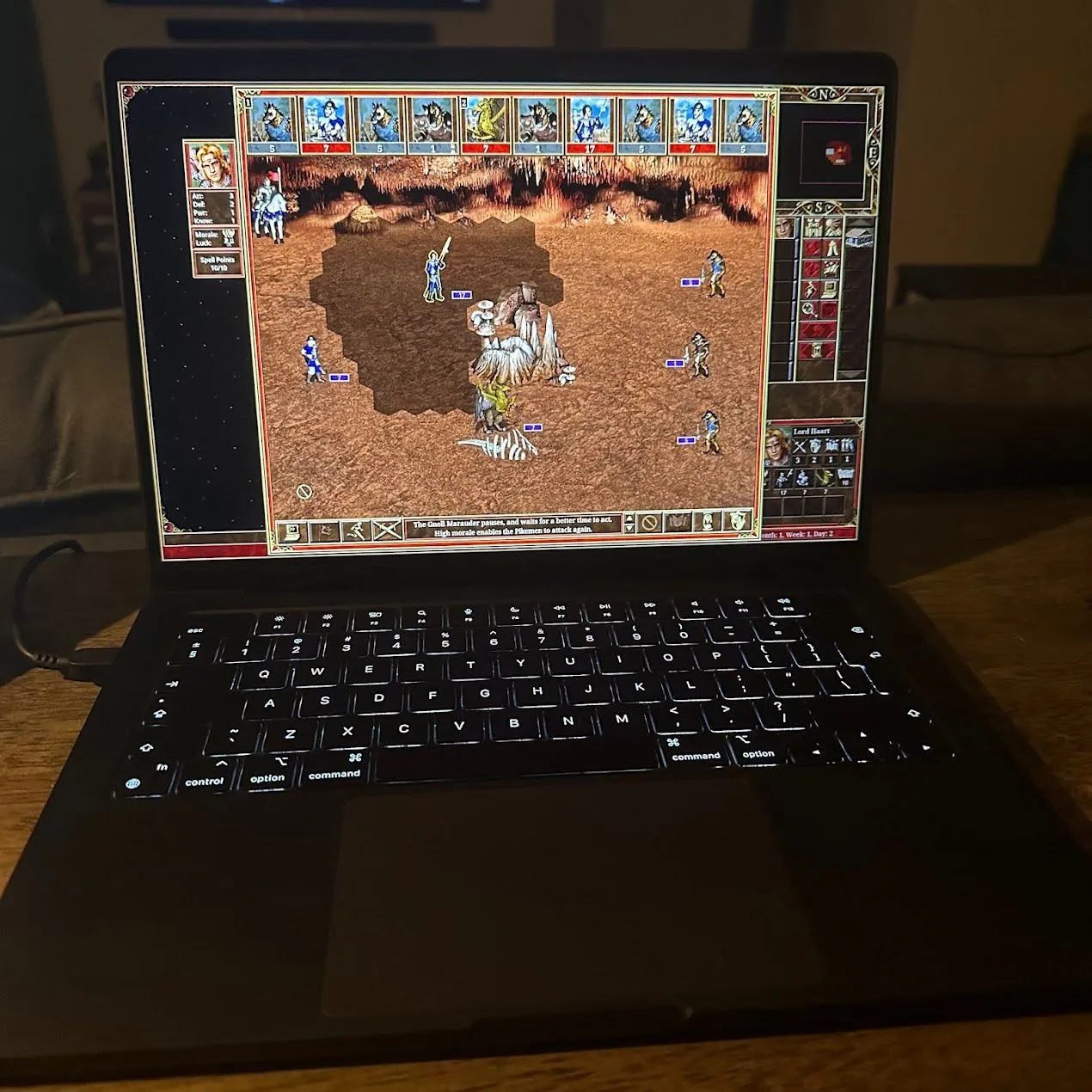 Giao diện game Heroes of Might and Magic III chạy trên MacBook, minh họa lối chơi chiến thuật theo lượt qua engine VCMI.