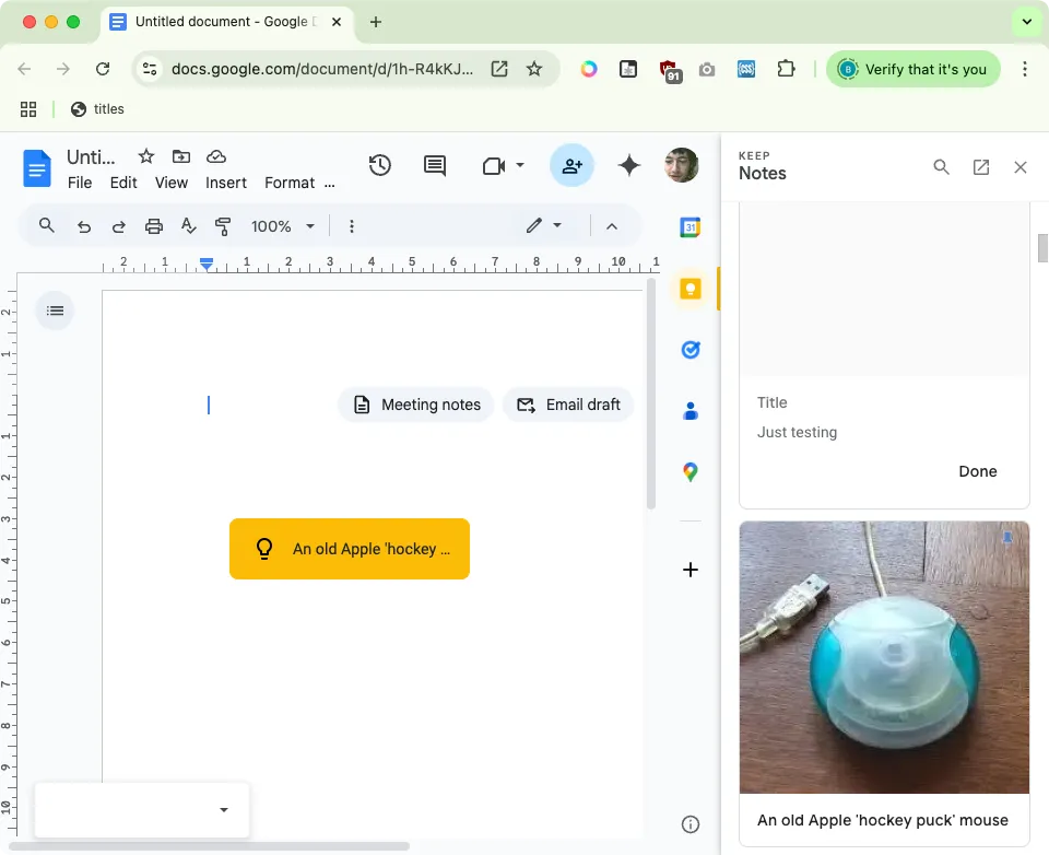 Giao diện Google Docs trên web với thanh bên hiển thị ghi chú Keep, minh họa việc kéo ghi chú vào tài liệu.