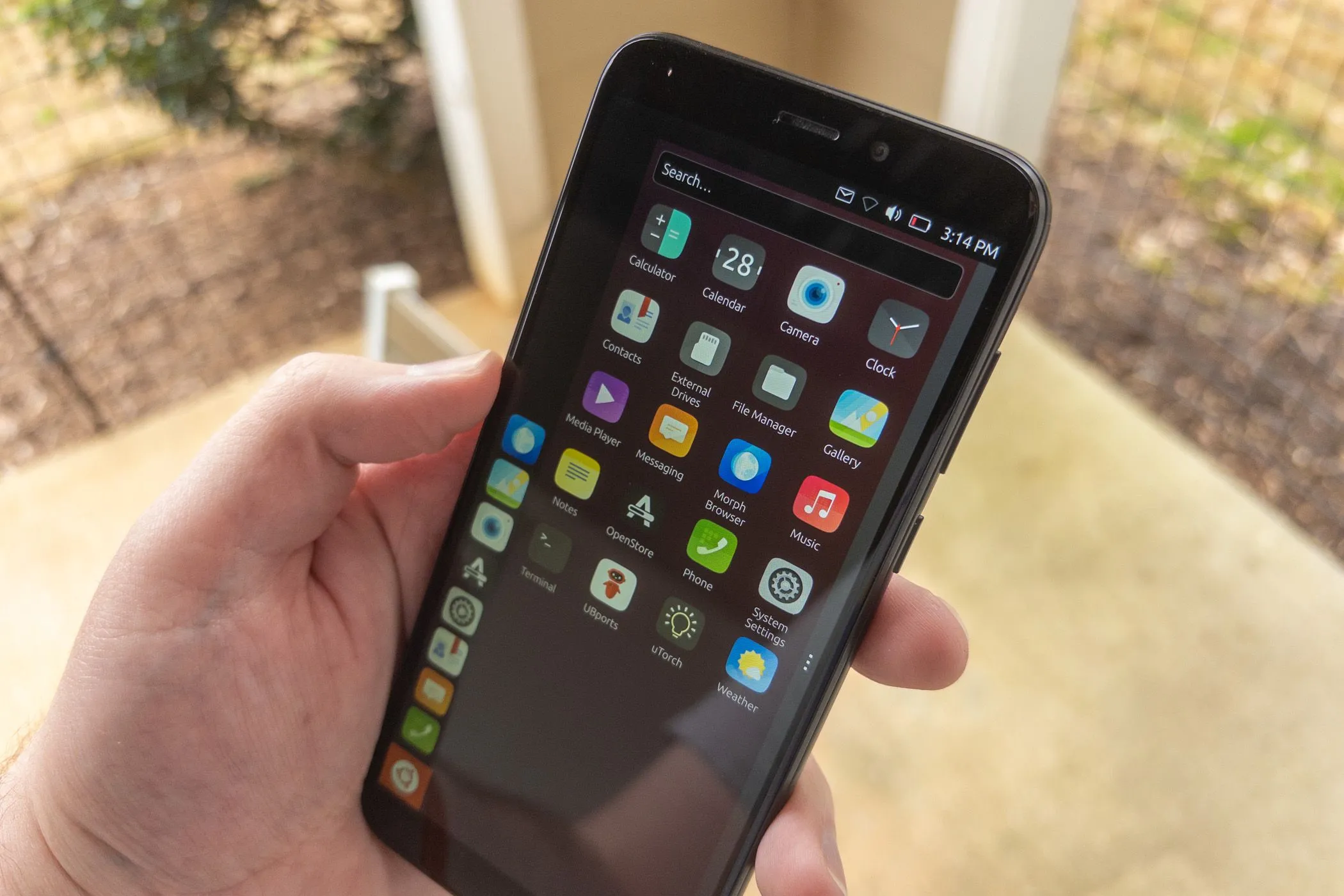Giao diện hệ điều hành Ubuntu Touch trên màn hình điện thoại thông minh