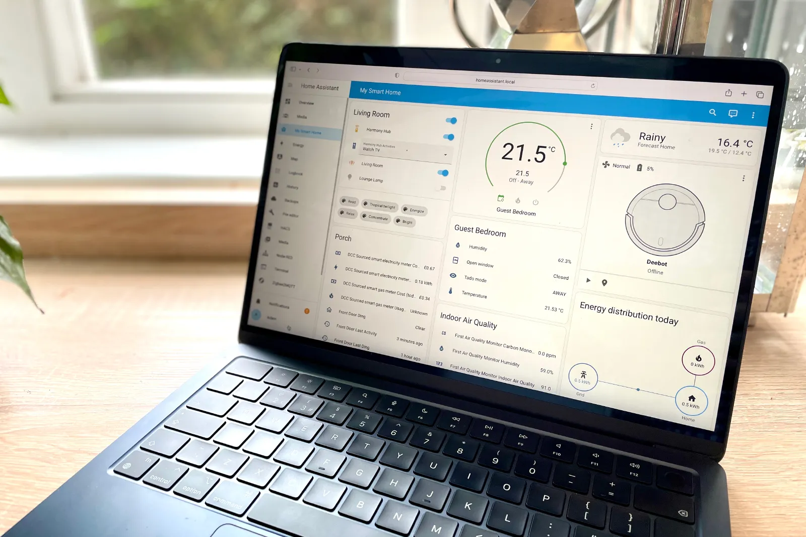 Giao diện Home Assistant đang chạy trên MacBook Air.