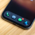 Giao diện iPhone với ứng dụng camera, tin nhắn và email