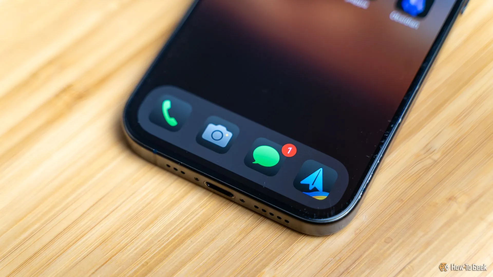 Giao diện iPhone với ứng dụng camera, tin nhắn và email