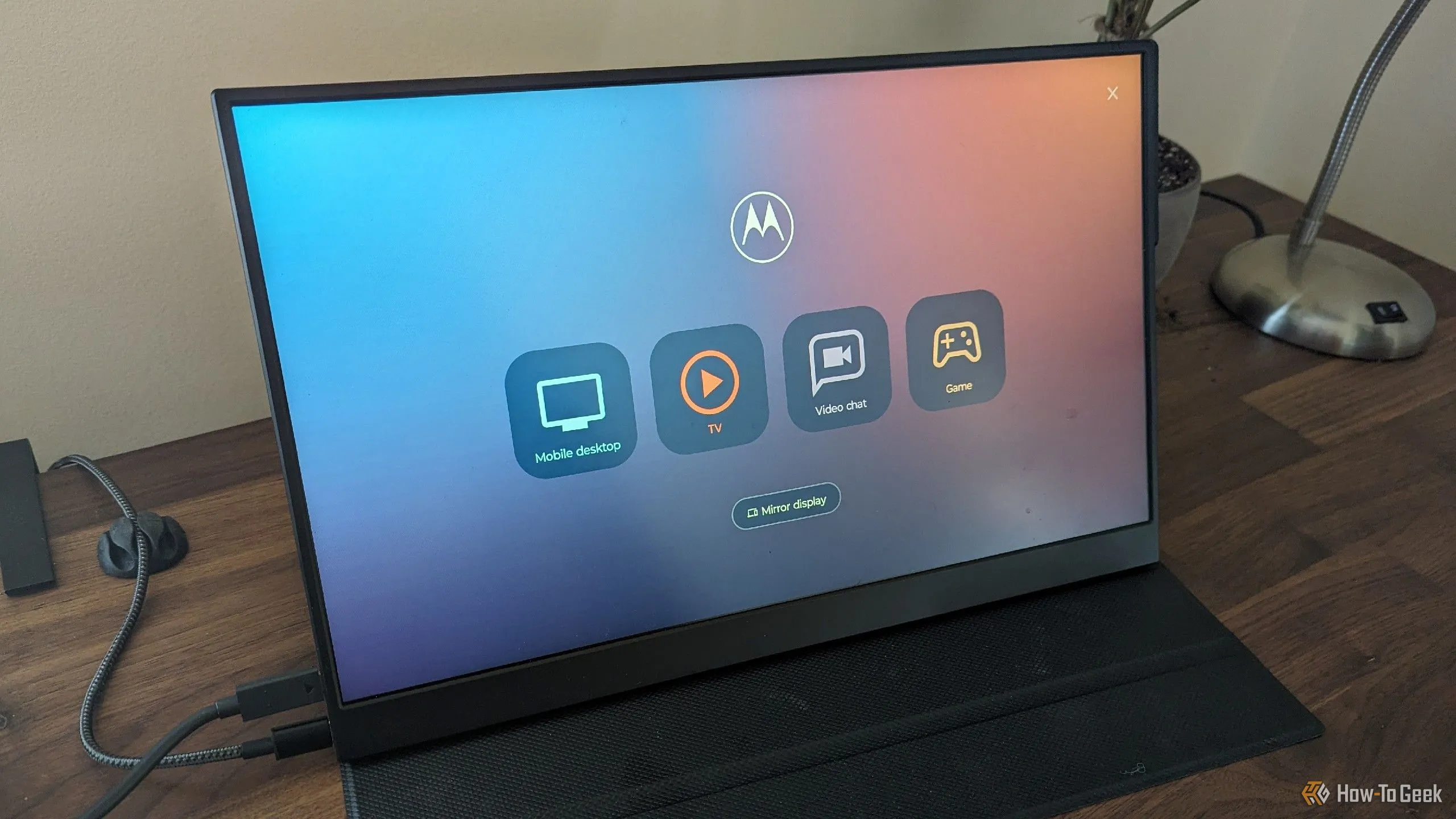 Giao diện trình khởi chạy Motorola Ready For (nay là Smart Connect) với các tùy chọn đa phương tiện trên màn hình ngoài.