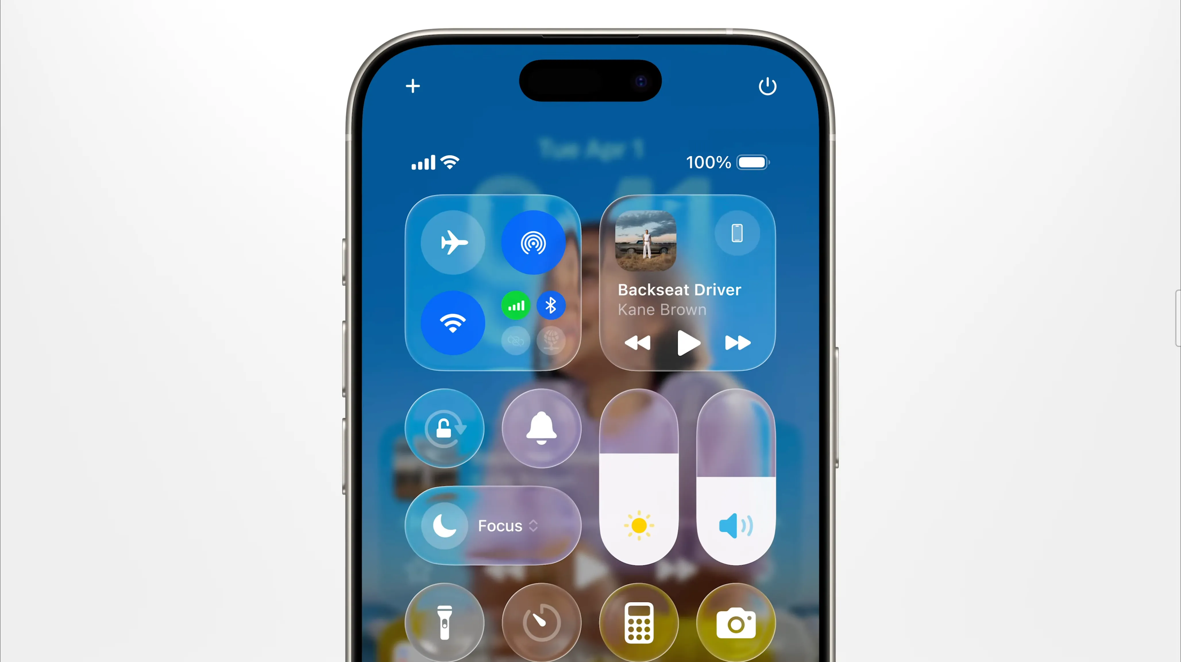 Giao diện Trung tâm điều khiển iOS 26 với hiệu ứng Liquid Glass
