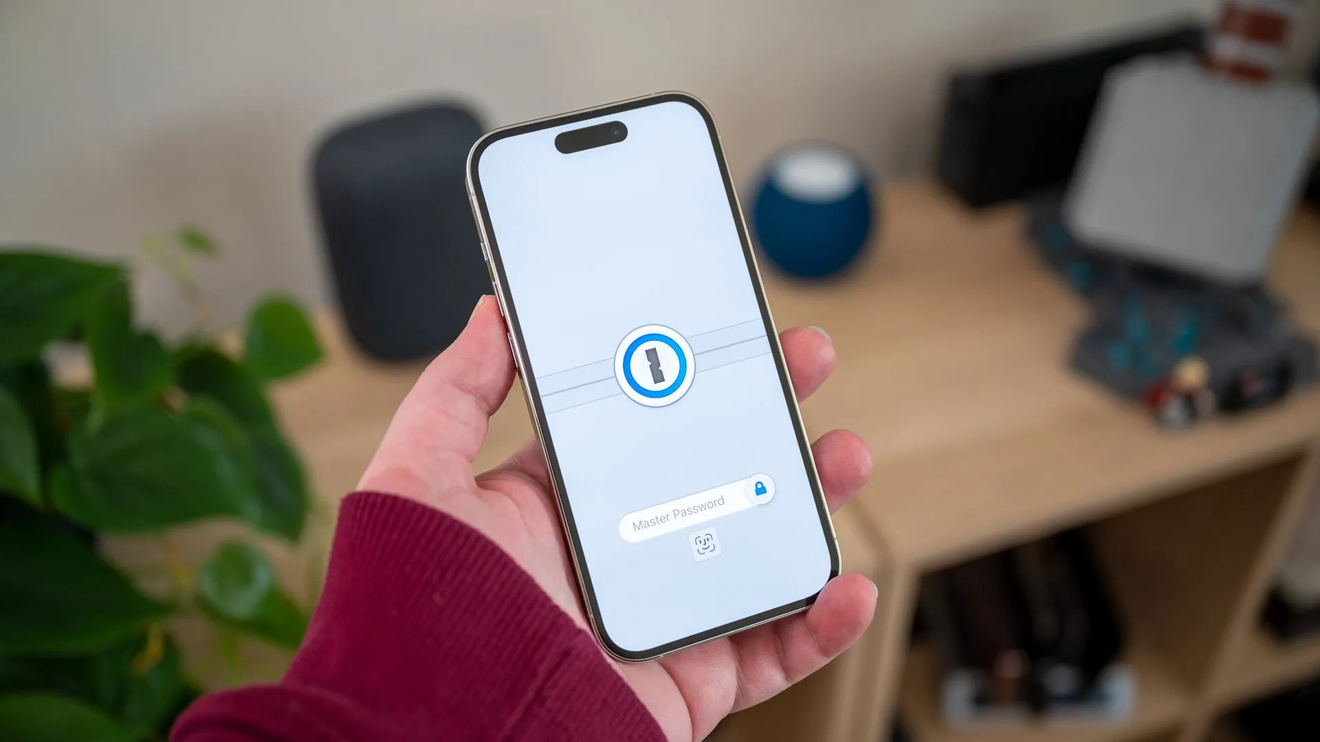 Giao diện ứng dụng 1Password trên iPhone 14 Pro, minh họa khả năng quản lý mật khẩu đa nền tảng