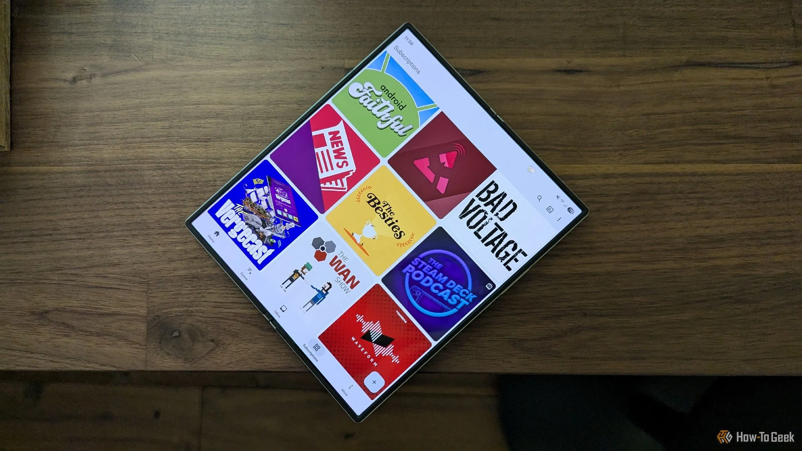 Giao diện ứng dụng AntennaPod trên Samsung Galaxy Z Fold 6 hiển thị danh sách các kênh podcast đã đăng ký, phản ánh sự dễ dàng truy cập nội dung âm thanh.