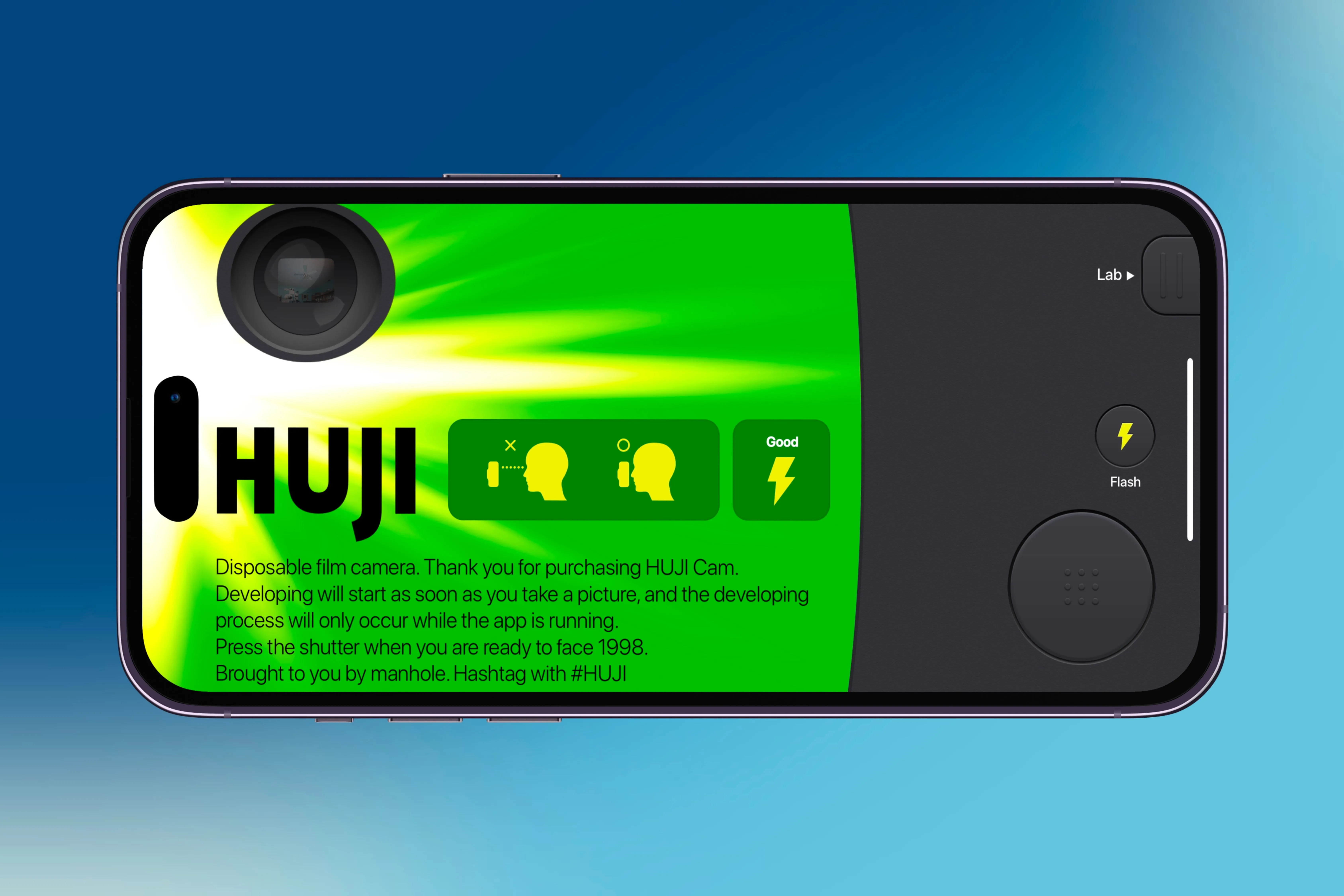 Giao diện ứng dụng HUJI Cam trên iPhone khi chụp ảnh, hiển thị tùy chọn đèn flash và nút mở thư viện.