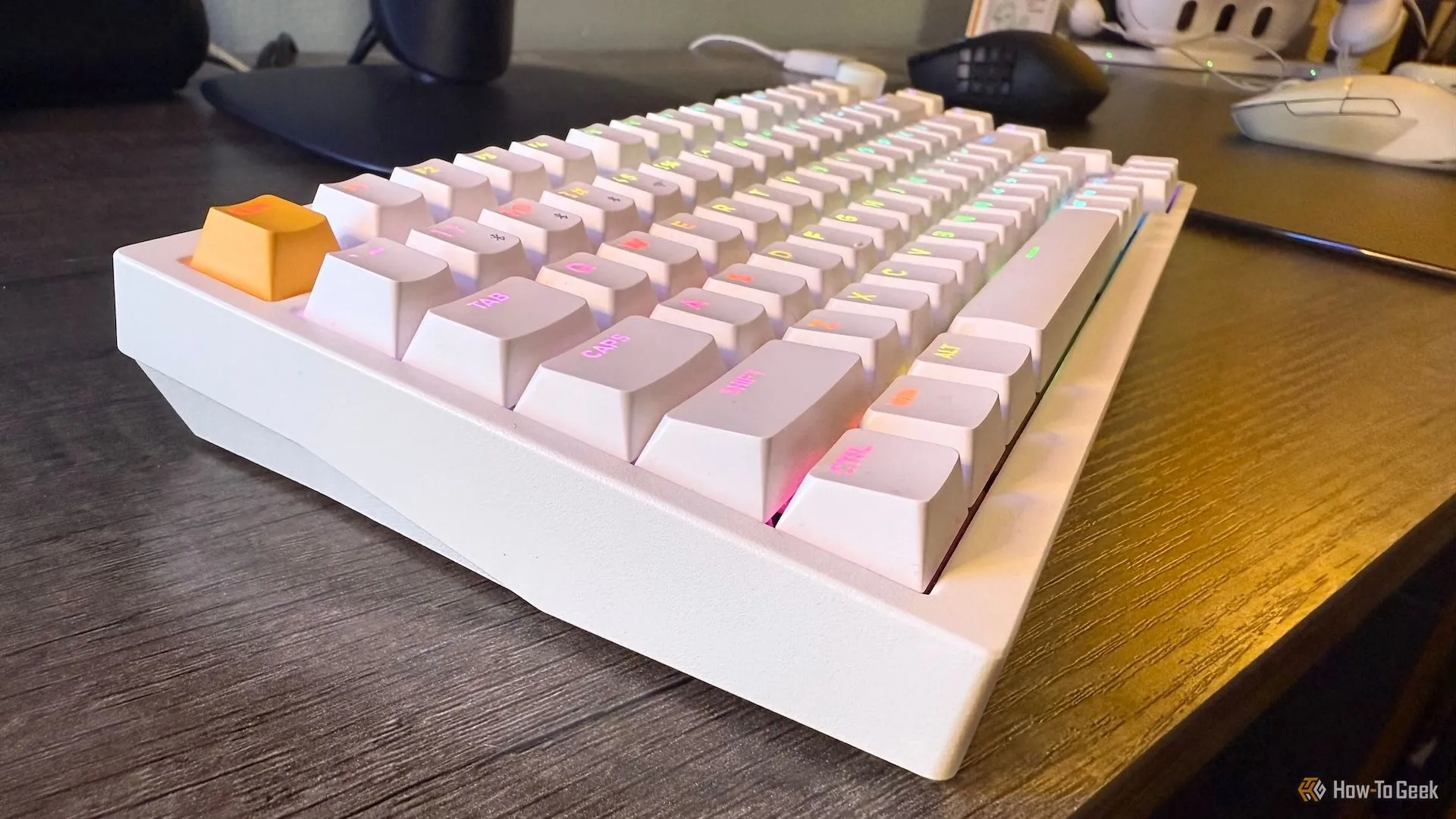Góc nhìn cạnh bên của bàn phím gaming Lemokey P1 HE làm nổi bật độ dốc phím
