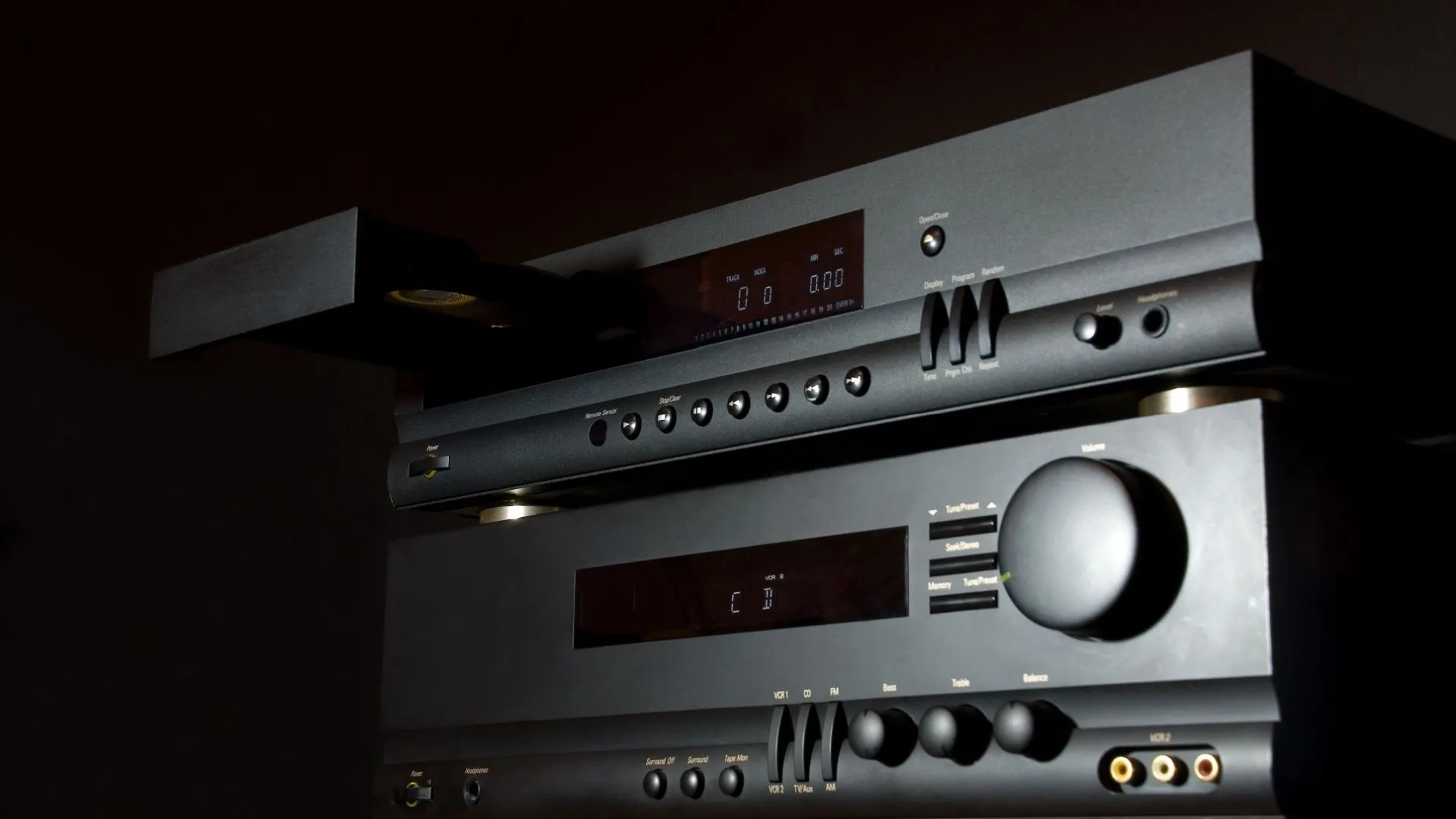 Hệ thống âm thanh Hi-Fi chuyên dụng, tượng trưng cho trải nghiệm âm thanh cao cấp trên PC.