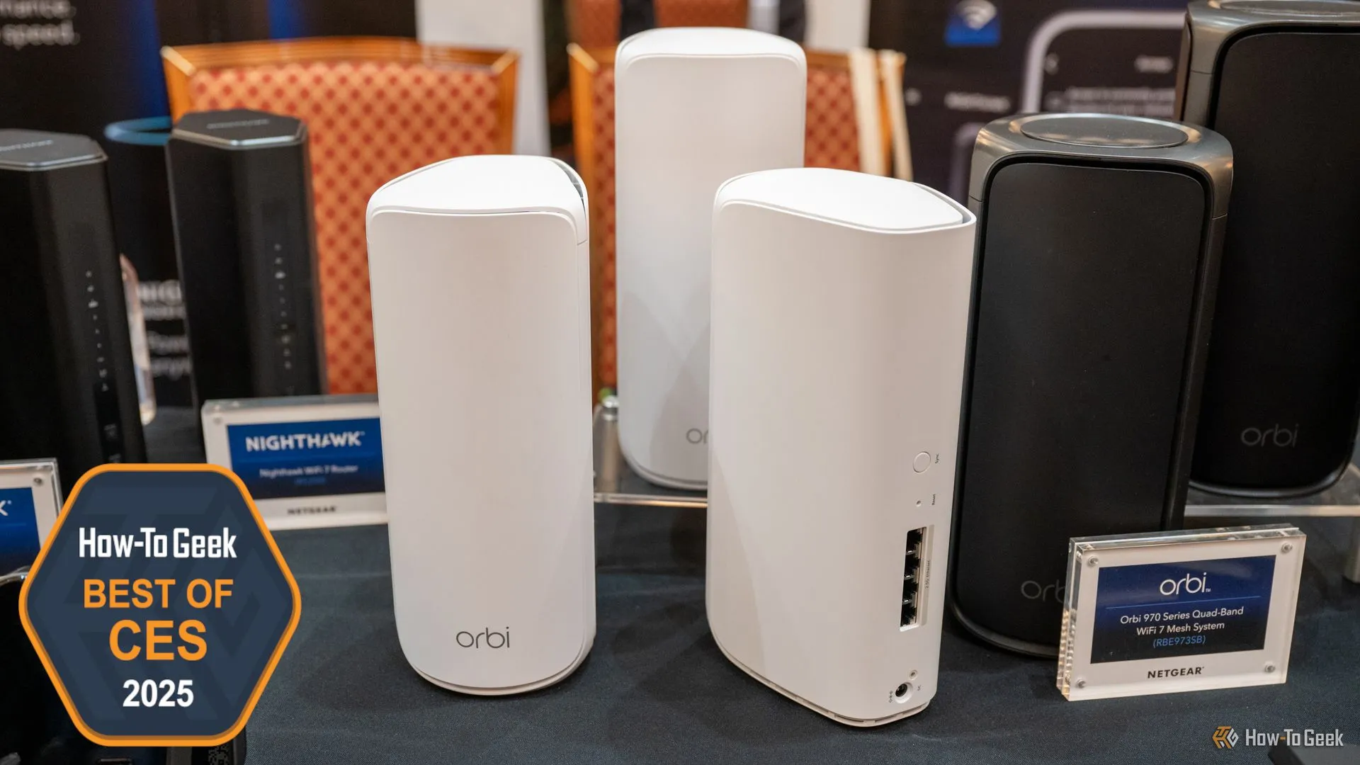 Hệ thống Wi-Fi Mesh NETGEAR Orbi 870 Series hỗ trợ Wi-Fi 7 đặt trên bàn.