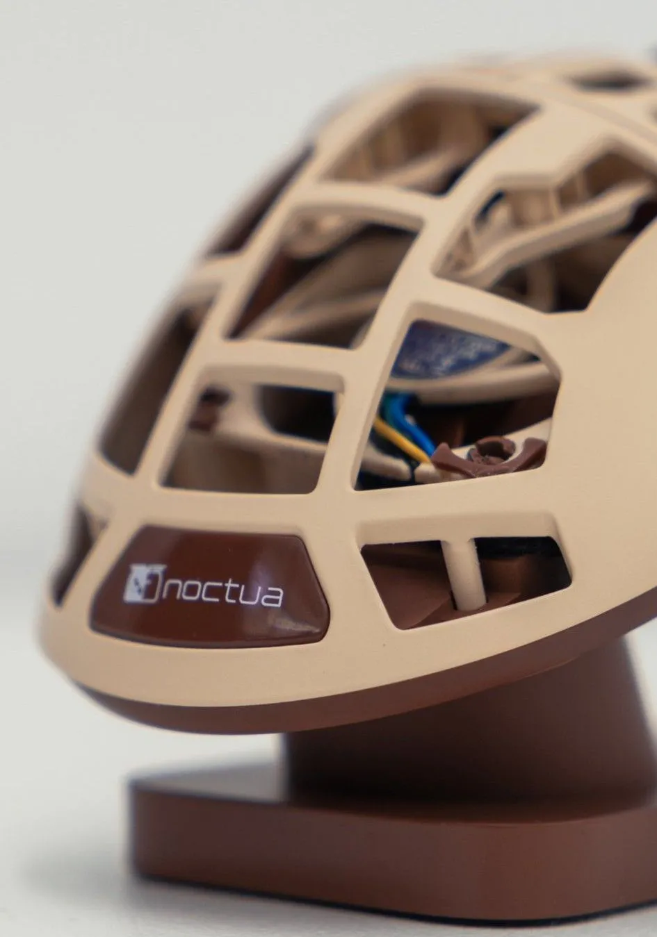 Hình ảnh chi tiết chuột gaming Pulsar x Feinman Noctua Edition, thể hiện các đường nét thiết kế và vị trí quạt tản nhiệt.