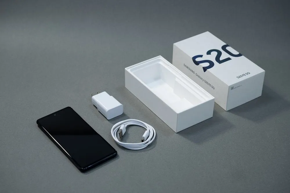 Hình ảnh điện thoại Samsung Galaxy S20 FE và các phụ kiện nguyên bản như hộp, cáp sạc, sách hướng dẫn, minh họa tầm quan trọng của việc giữ bộ sản phẩm đầy đủ khi bán điện thoại cũ.
