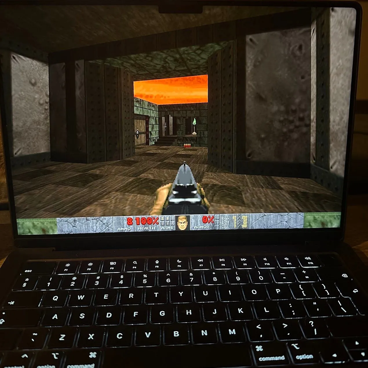 Hình ảnh game DOOM cổ điển đang chạy trên MacBook Pro, thể hiện trải nghiệm bắn súng góc nhìn thứ nhất qua GZDoom.