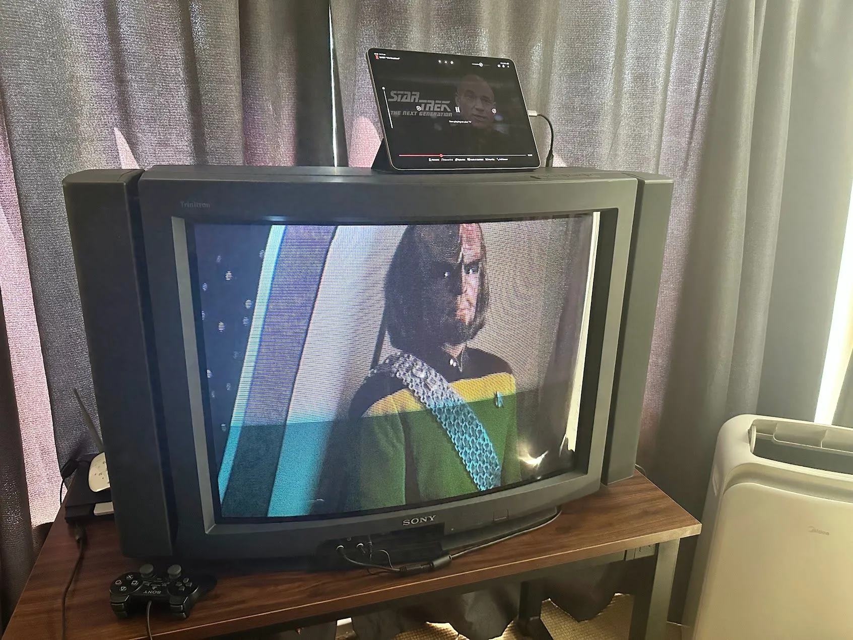 Hình ảnh phim Star Trek được chiếu trên TV CRT thông qua kết nối iPad.
