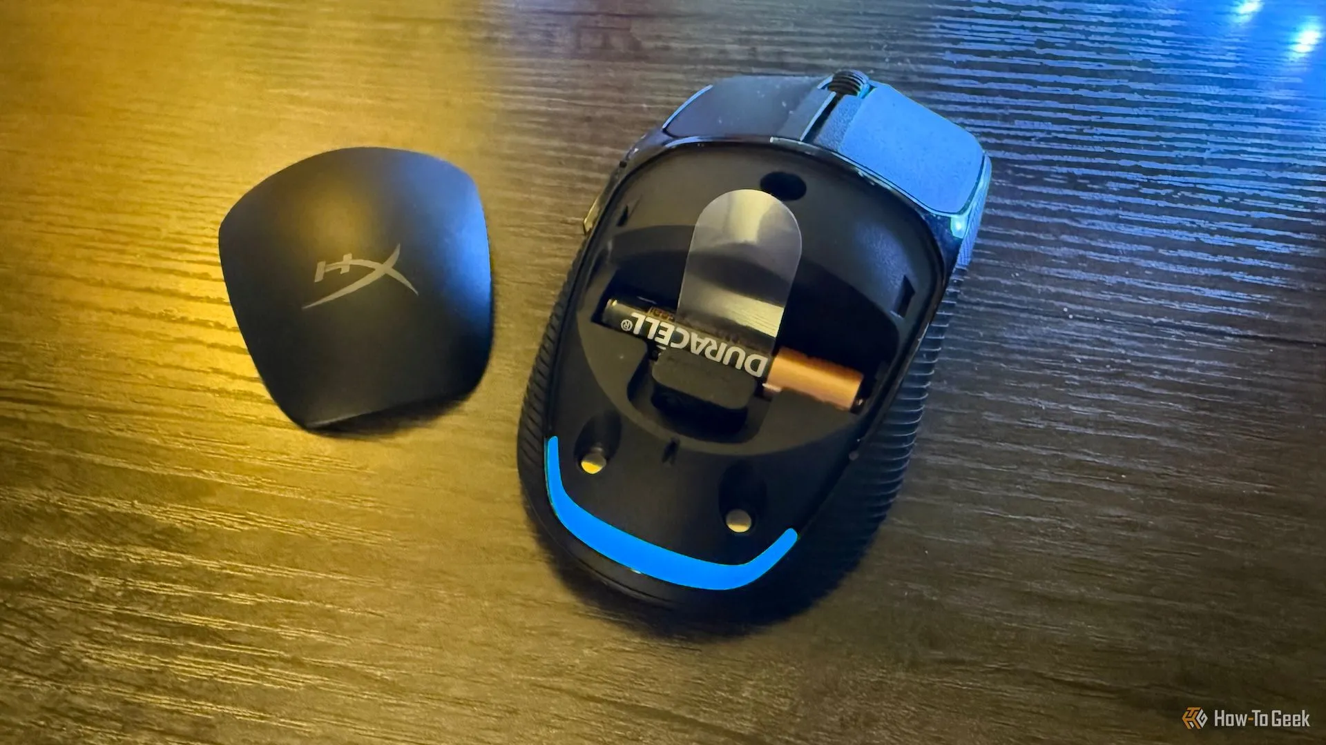 HyperX Pulsefire Fuse khi tháo nắp, cho thấy vị trí pin AAA và khe cắm receiver 2.4 GHz tiện lợi.