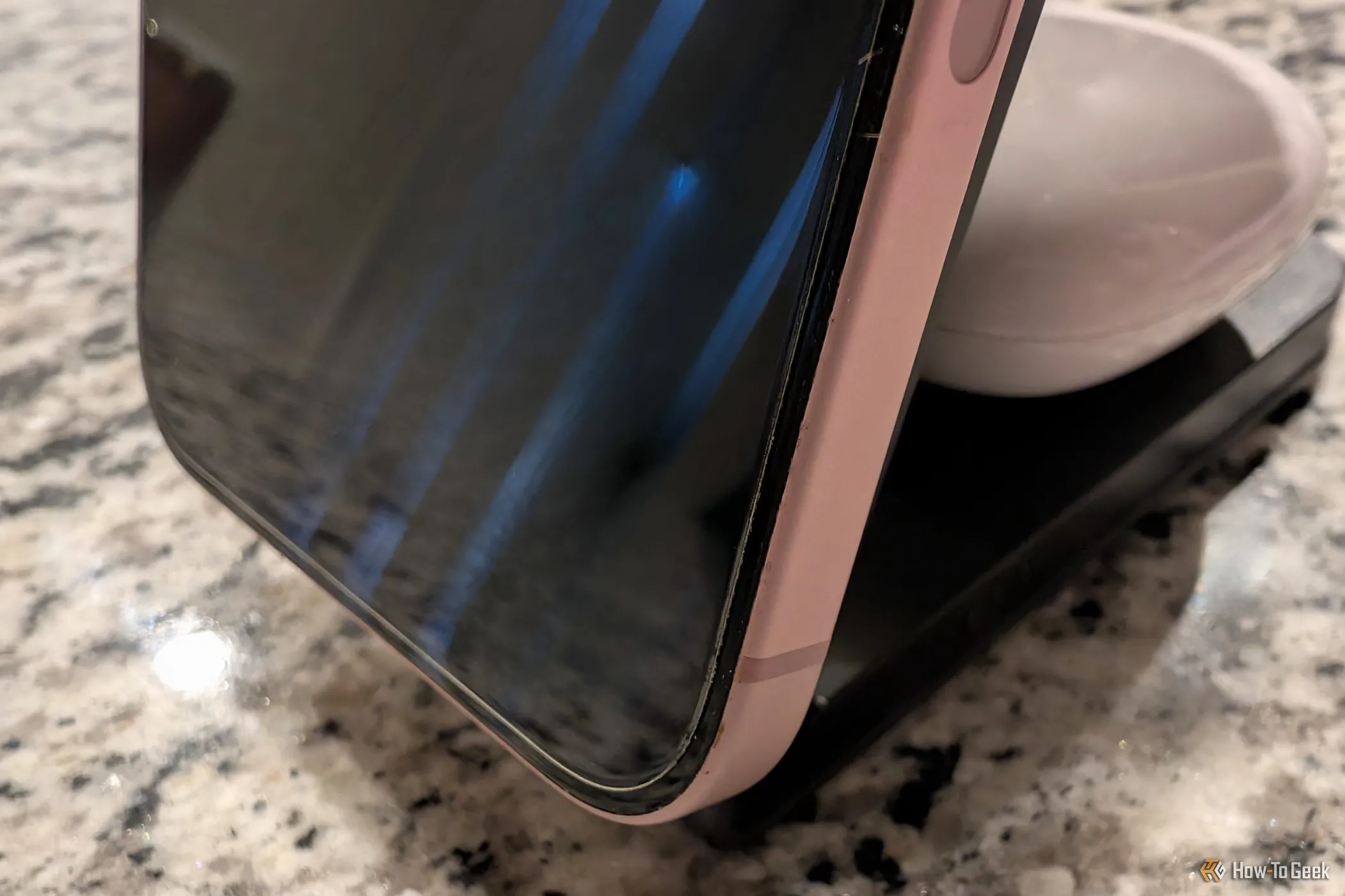 InfinaCore T3 Pro đang sạc hộp AirPod