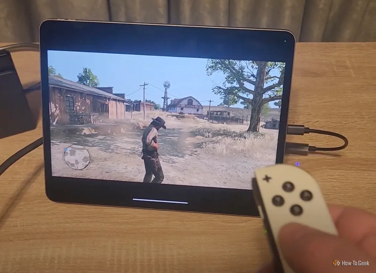 iPad hiển thị hình ảnh từ Nintendo Switch qua kết nối USB, biến thành màn hình chơi game di động.