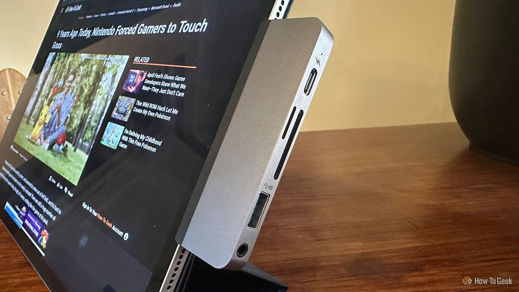 iPad kết nối với bộ chia HyperDrive USB-C để mở rộng cổng kết nối.