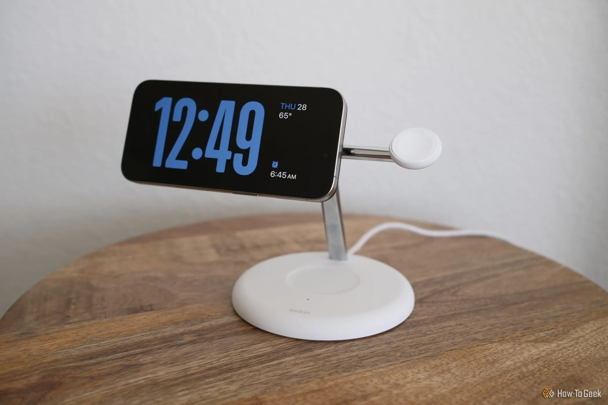 iPhone đang hiển thị chế độ StandBy trên bộ sạc Belkin BoostCharge Pro Qi2, minh họa tính năng điều chỉnh góc nhìn tiện lợi của sạc không dây.