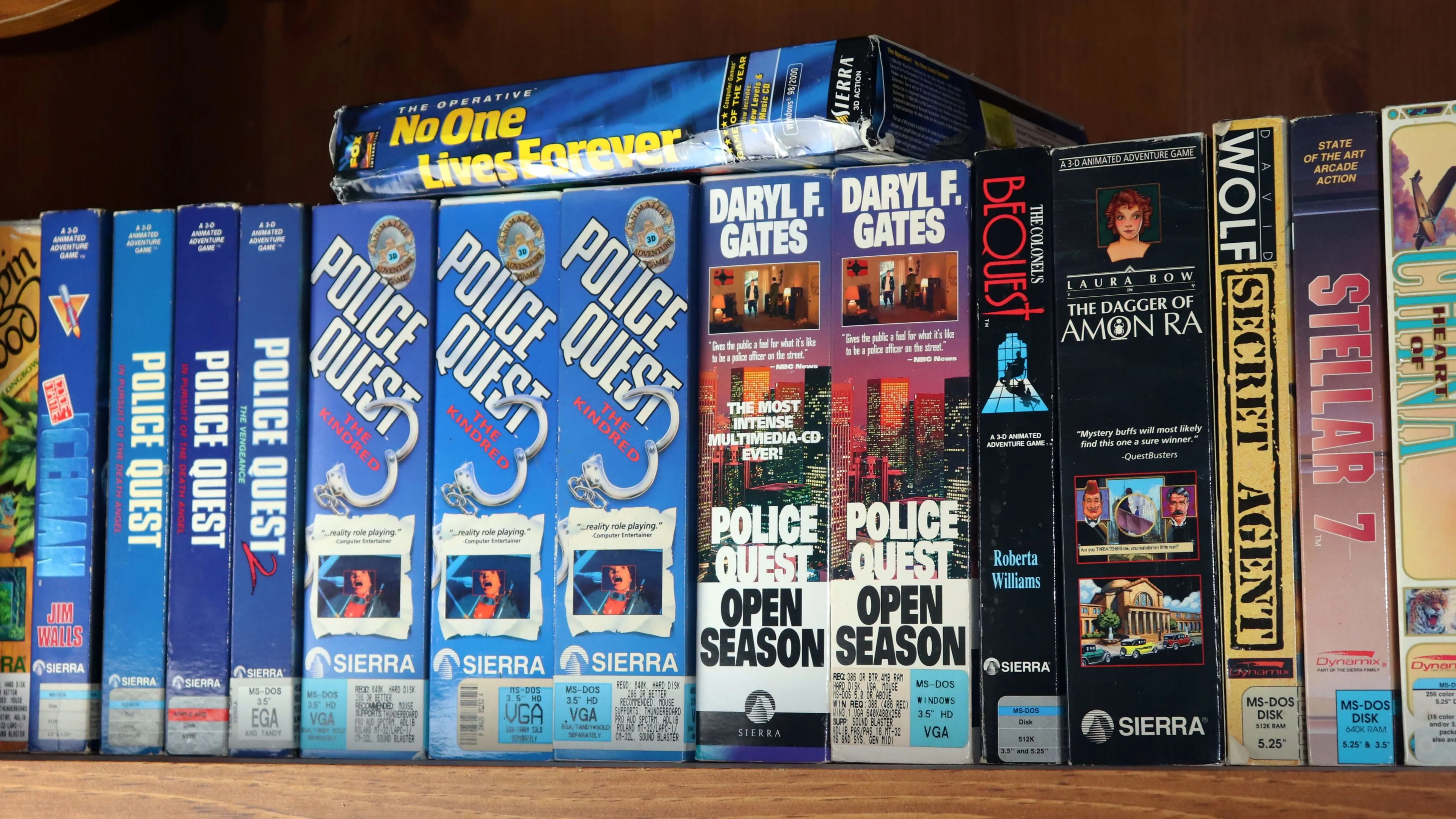 Kệ trưng bày các hộp game PC lớn tại một cửa hàng bán lẻ game độc lập