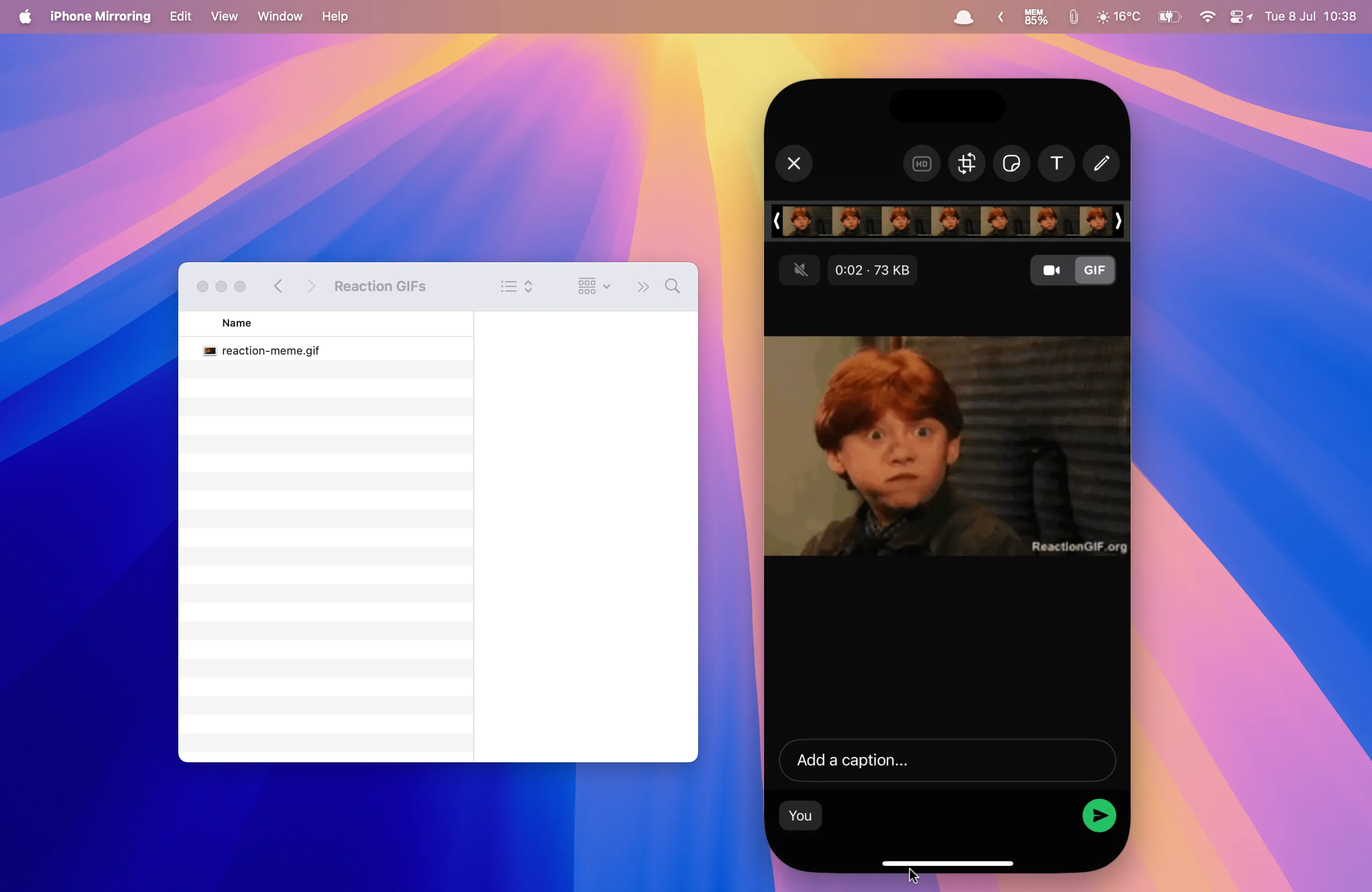 Kéo thả GIF từ máy Mac vào ứng dụng WhatsApp đang chạy trên iPhone Mirroring.