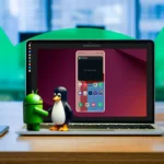 Laptop chạy Ubuntu phản chiếu màn hình Android, linh vật Android và Linux bắt tay thể hiện sự kết hợp công nghệ
