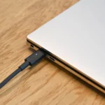 Laptop Dell XPS 15 đang được sạc qua cổng USB-C, minh họa tính linh hoạt của sạc USB-C PD