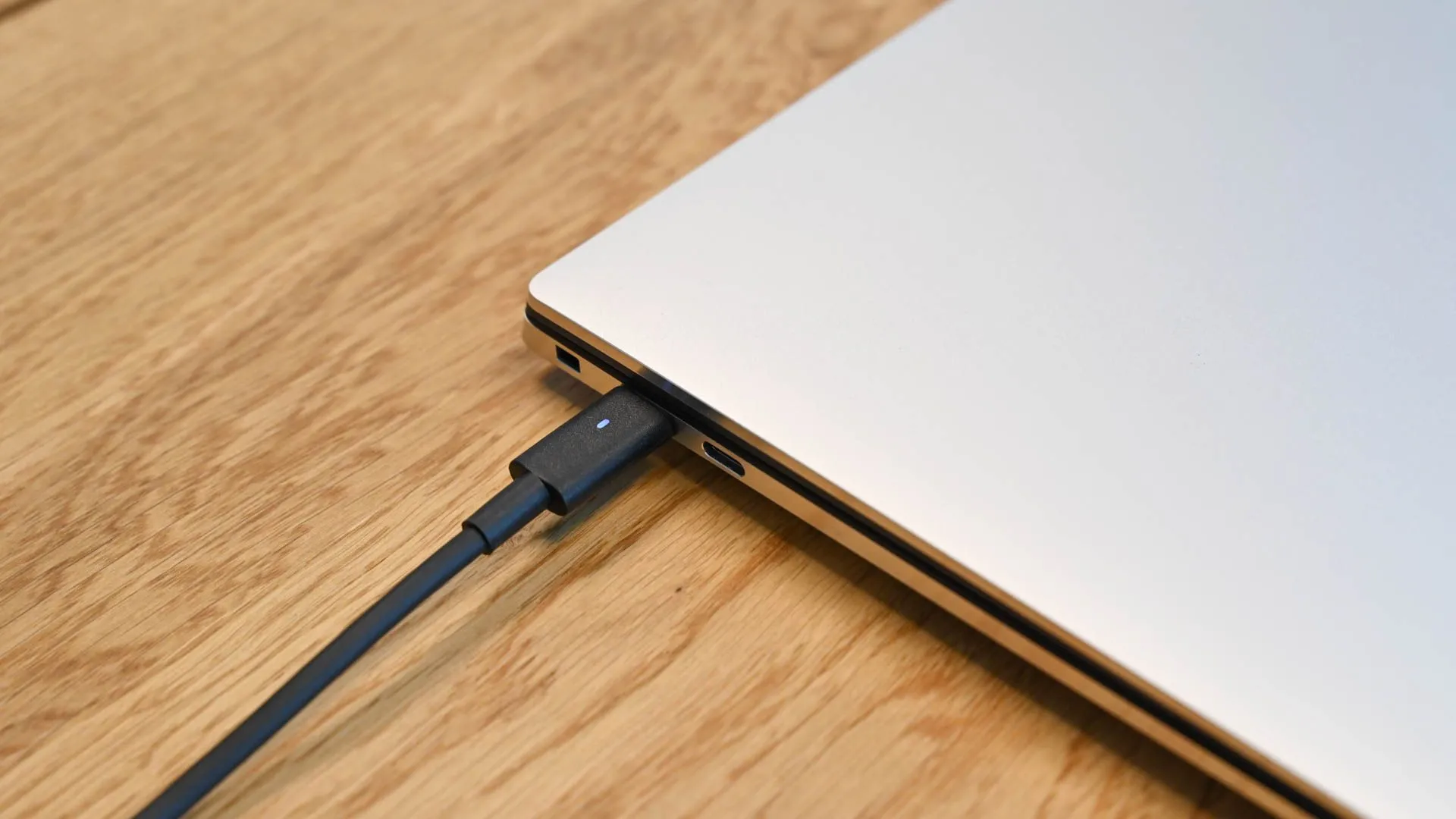 Laptop Dell XPS 15 đang được sạc qua cổng USB-C, minh họa tính linh hoạt của sạc USB-C PD