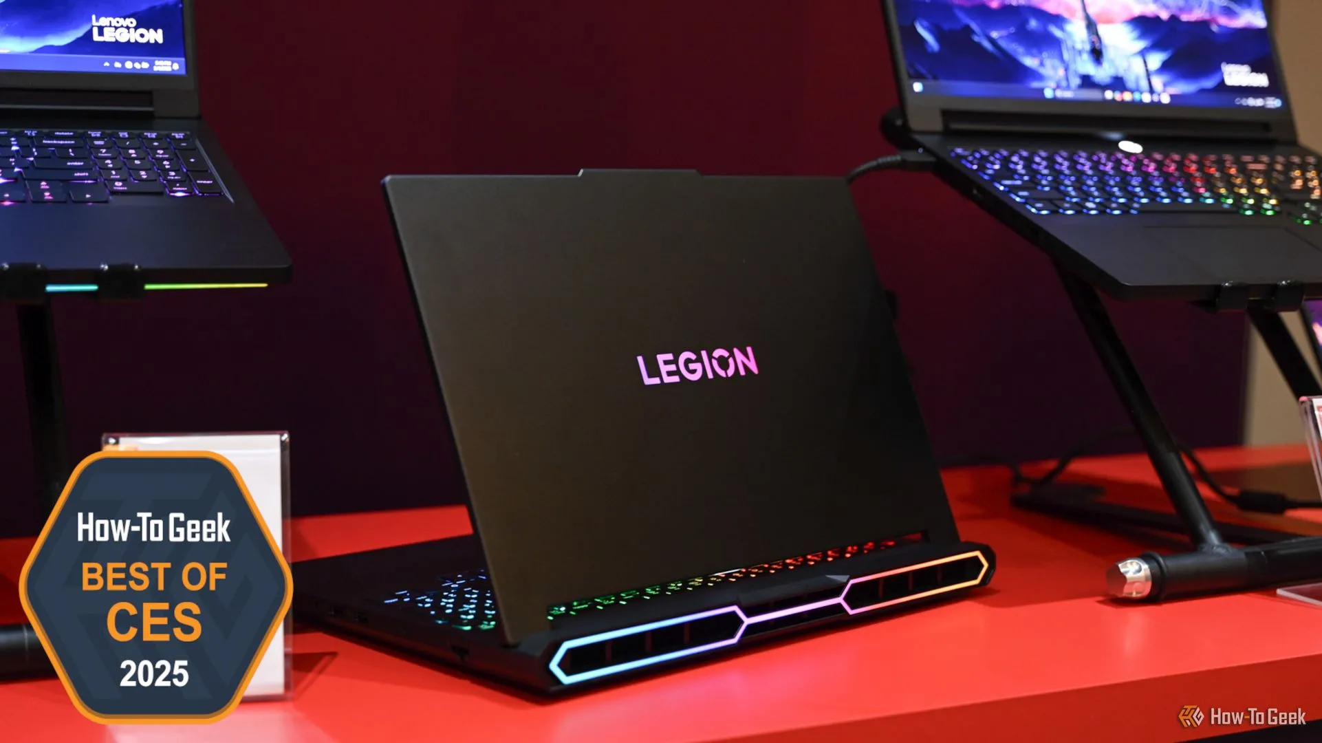 Laptop gaming Lenovo Legion Pro 7i Gen 10 mạnh mẽ trưng bày tại triển lãm CES 2025.