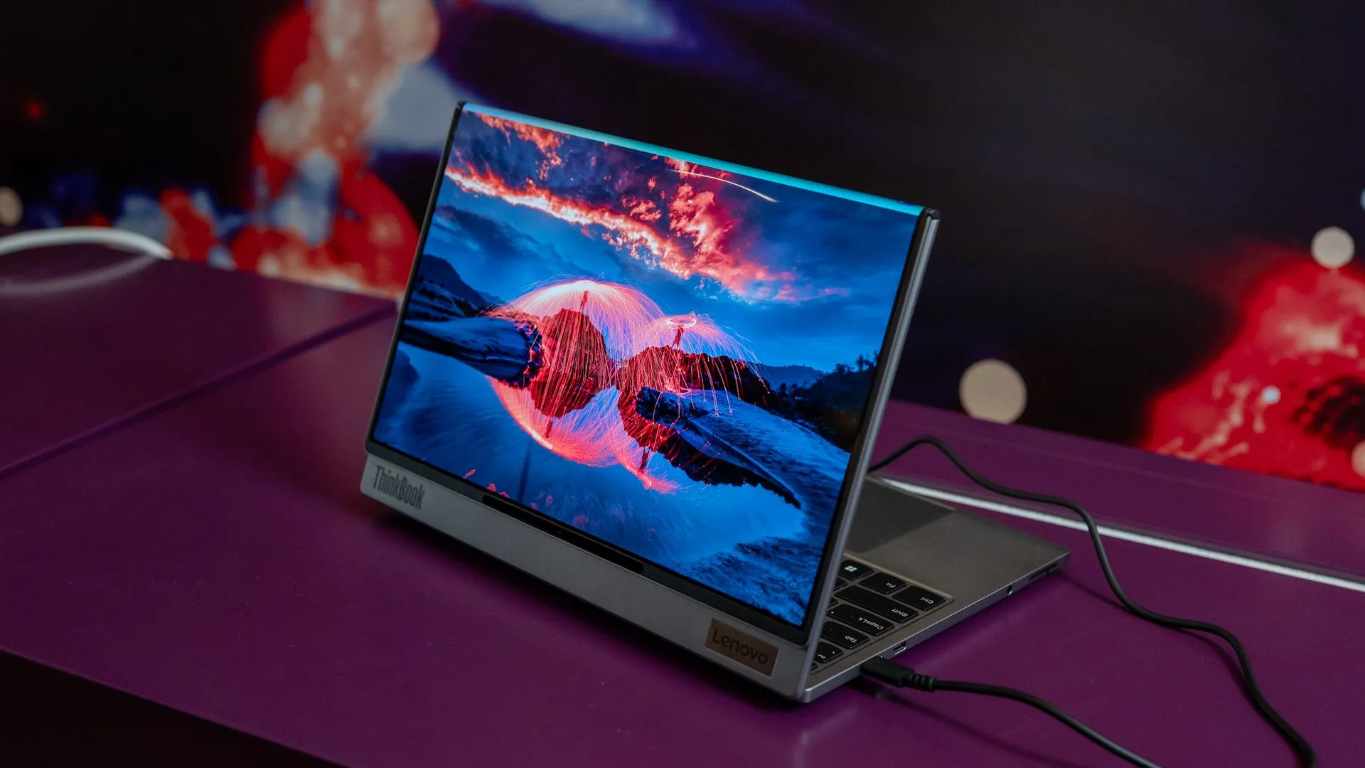 Laptop Lenovo ThinkBook Flip AI PC Concept với màn hình gập độc đáo