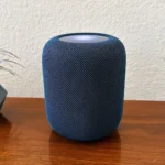 Loa thông minh HomePod thế hệ thứ hai của Apple trên bàn, minh họa cho hệ sinh thái HomeKit và vấn đề phân mảnh nhà thông minh.