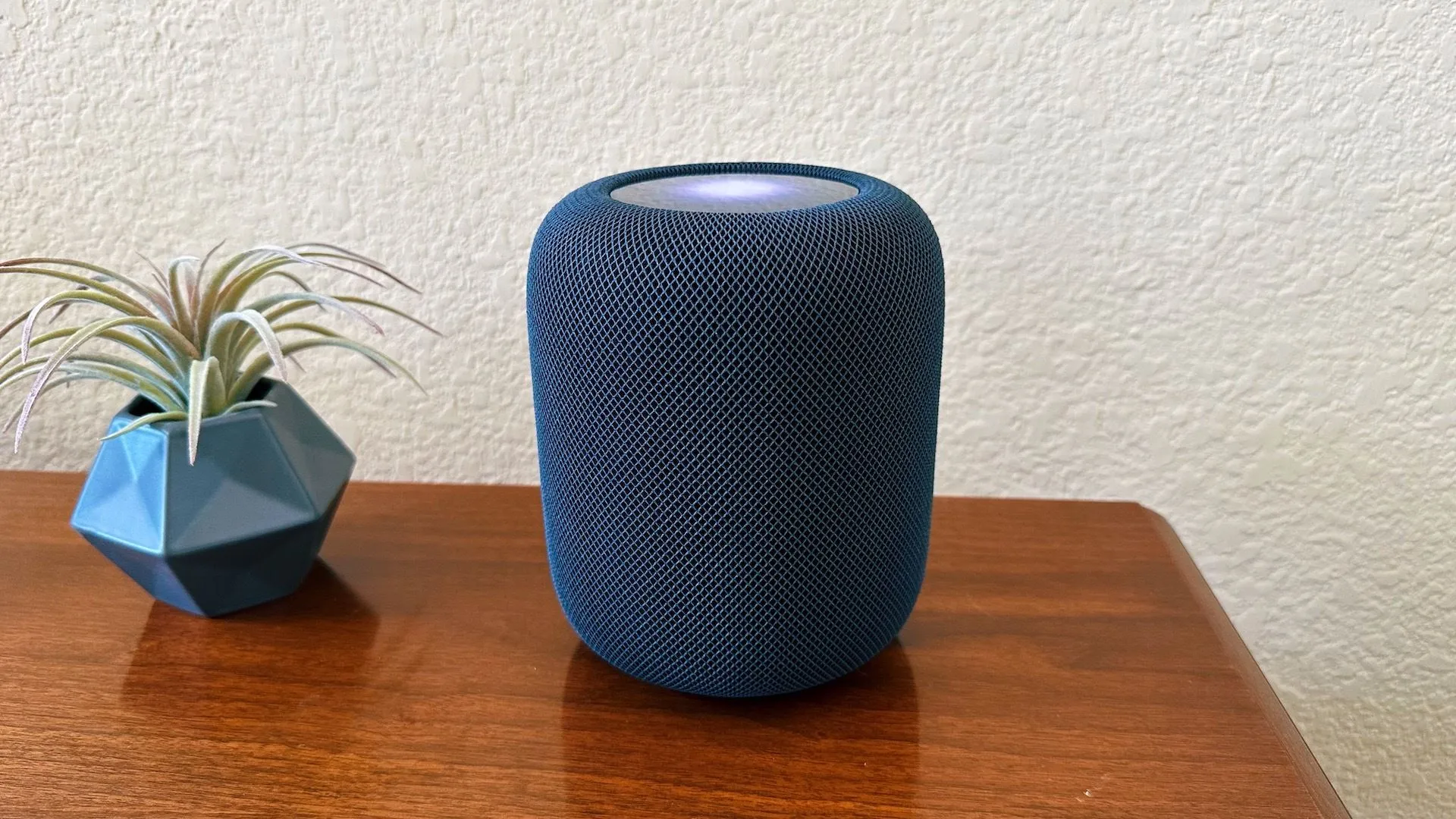 Loa thông minh HomePod thế hệ thứ hai của Apple trên bàn, minh họa cho hệ sinh thái HomeKit và vấn đề phân mảnh nhà thông minh.