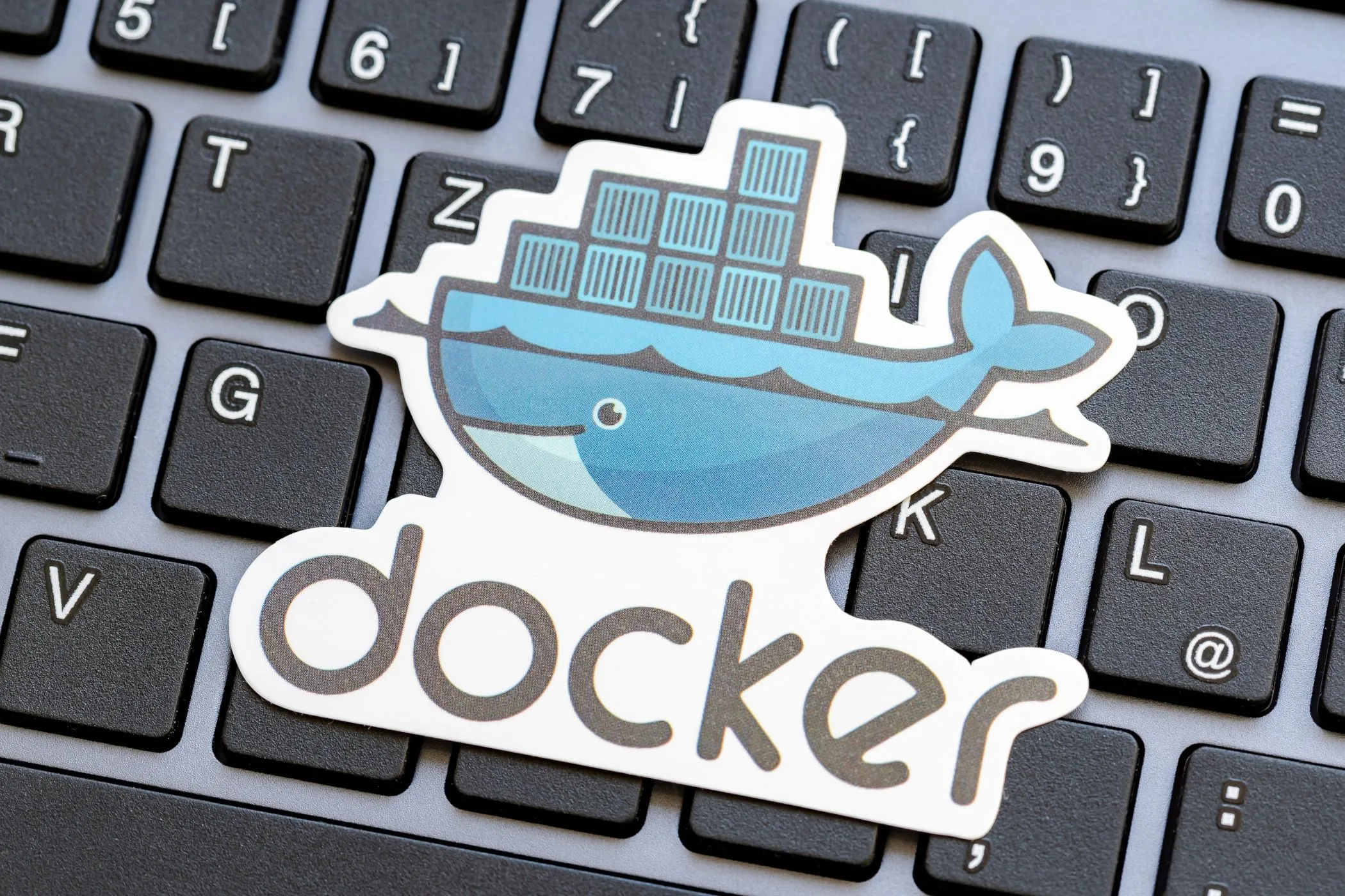Logo Docker trên bàn phím laptop, biểu tượng cho giải pháp tự host website bằng Docker