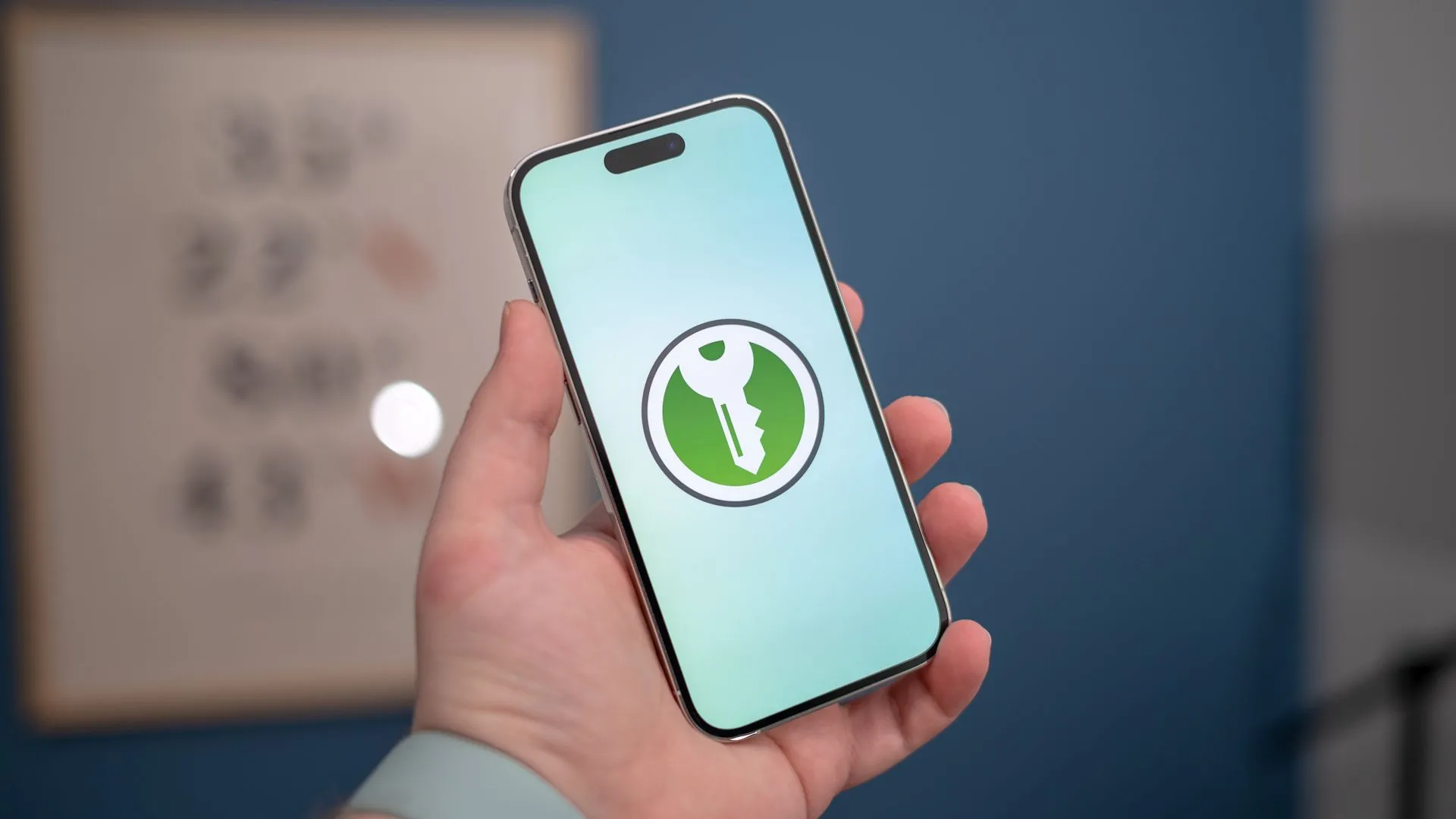 Logo KeePassXC trên màn hình điện thoại iPhone 14 Pro, minh họa khả năng tương thích với ứng dụng bên thứ ba cho quản lý mật khẩu ngoại tuyến