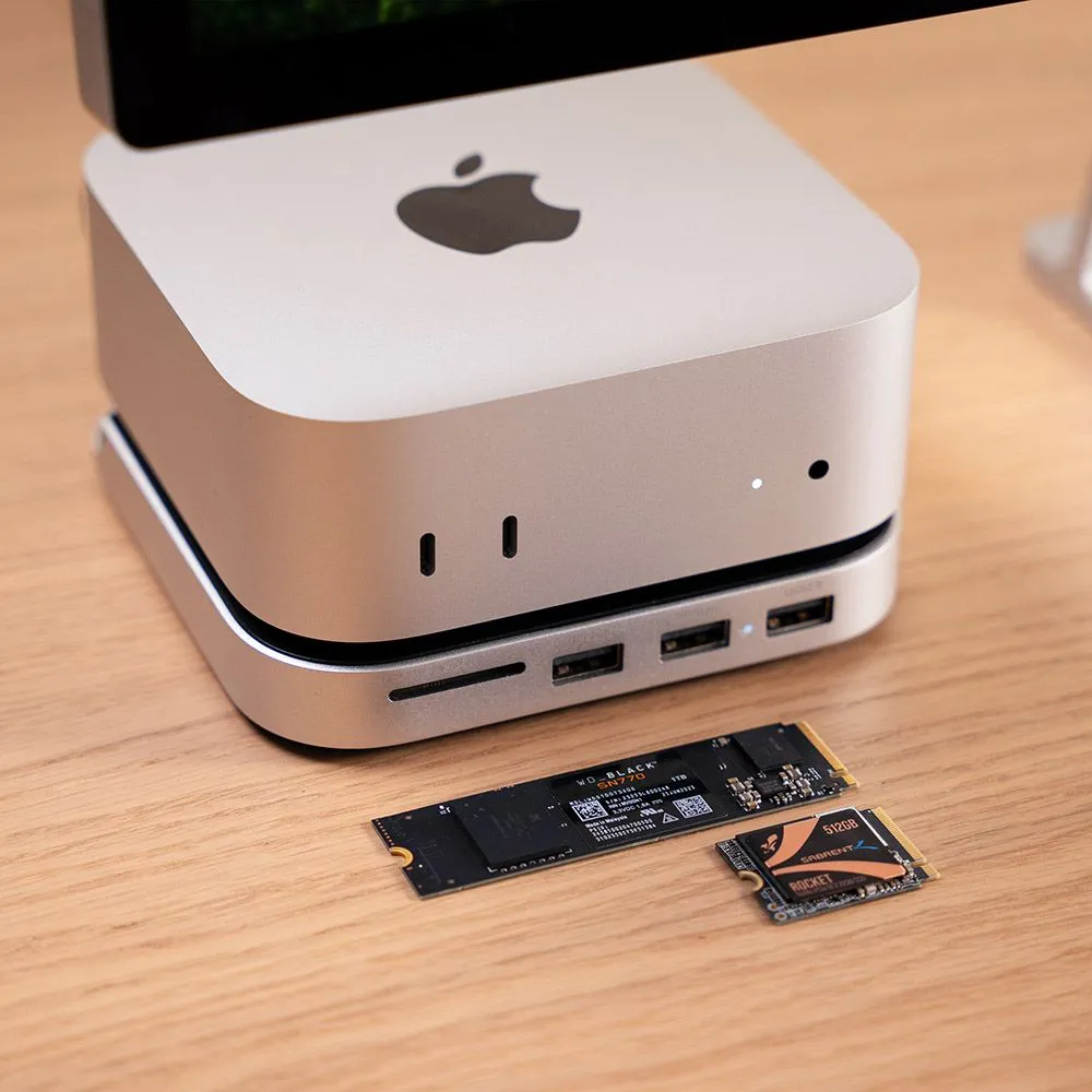 Mac Mini M4 được đặt gọn gàng trên Hub Satechi Mac Mini M4 Stand &amp; Hub nhôm nguyên khối