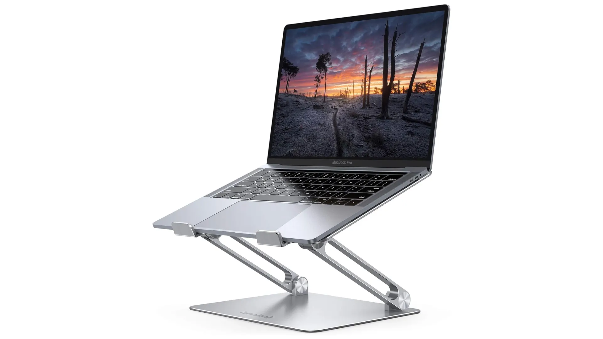MacBook được đặt trên giá đỡ kim loại có thể điều chỉnh góc độ, giúp tối ưu tư thế làm việc.