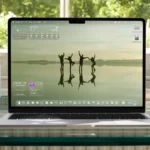 macOS Tahoe 26 với hiệu ứng Liquid Glass trên MacBook