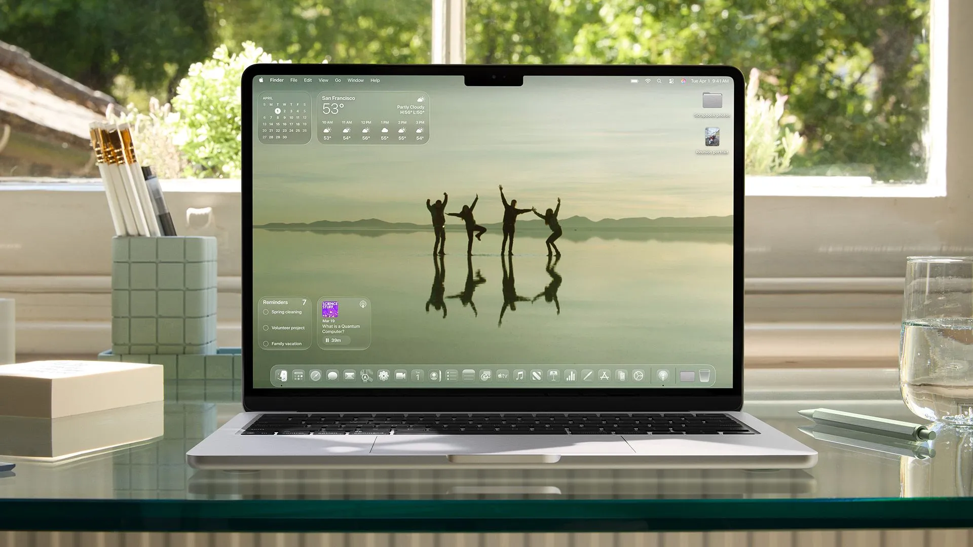 macOS Tahoe 26 với hiệu ứng Liquid Glass trên MacBook