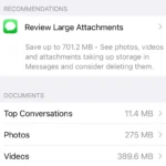 Màn hình cài đặt Dung lượng iPhone hiển thị tùy chọn xem lại các tệp đính kèm lớn trong Tin nhắn.