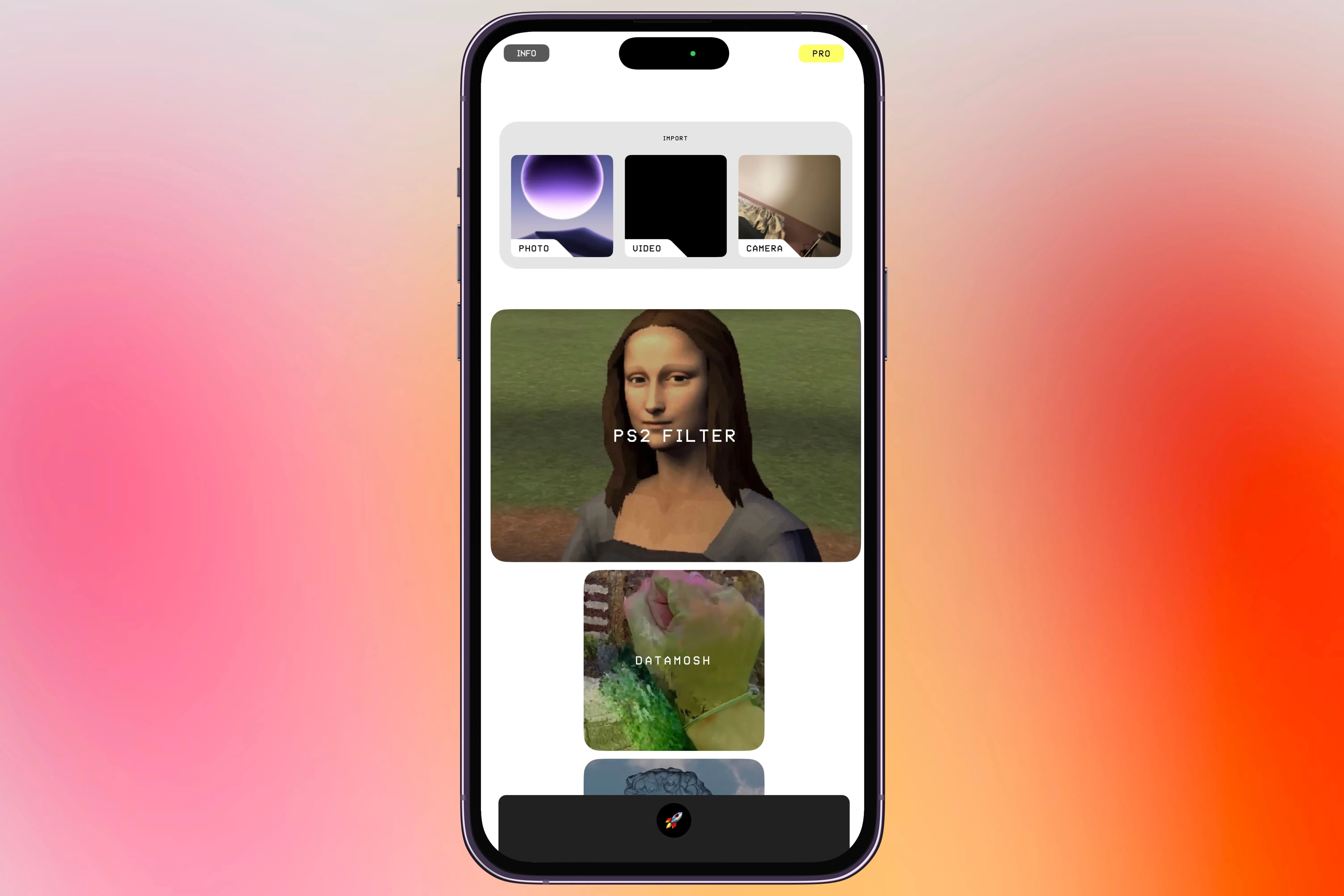 Màn hình chính của ứng dụng Glitché hiển thị trên iPhone với giao diện sáng tạo, glitch art.